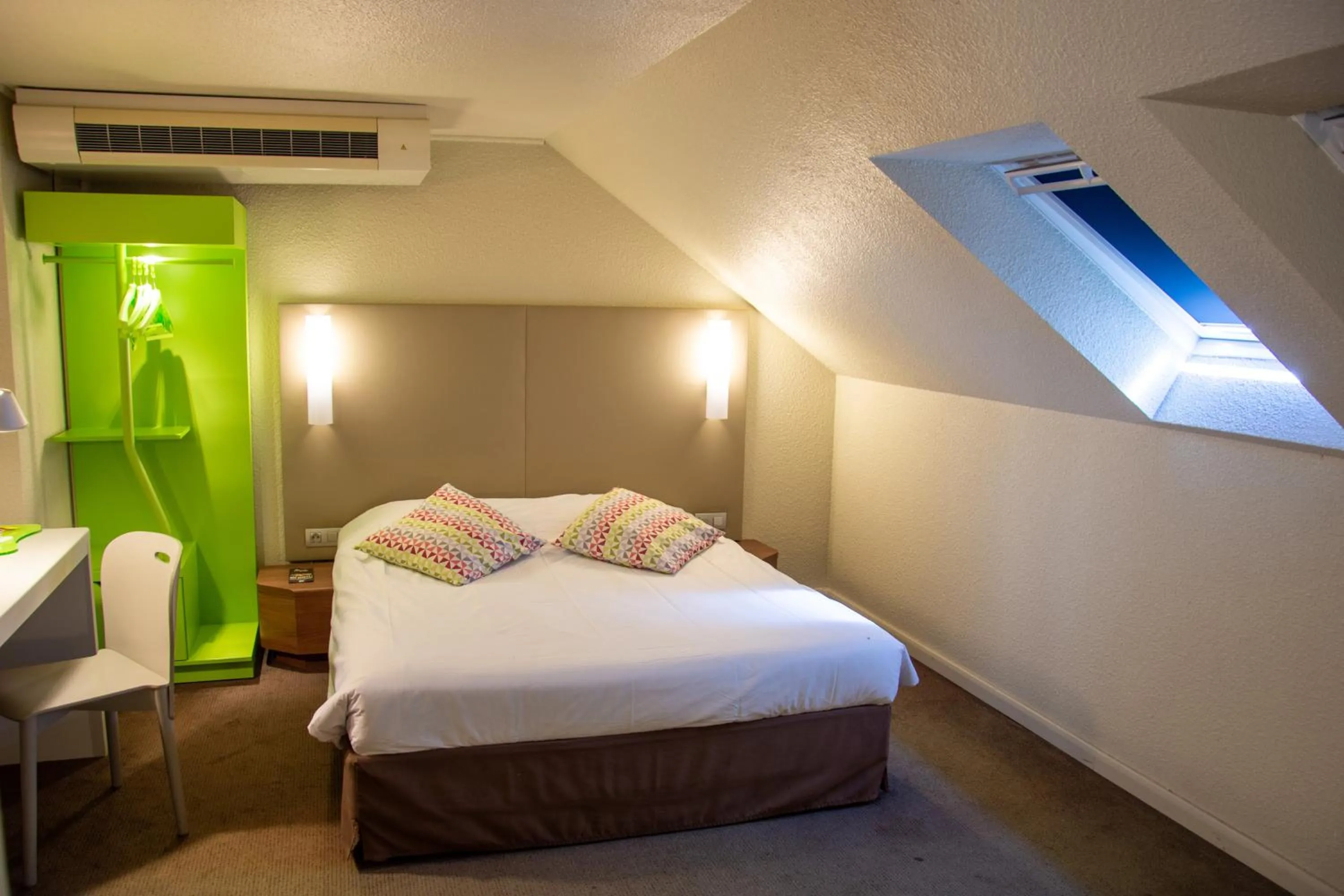 Bedroom, Bed in Campanile Dunkerque Sud - Loon Plage