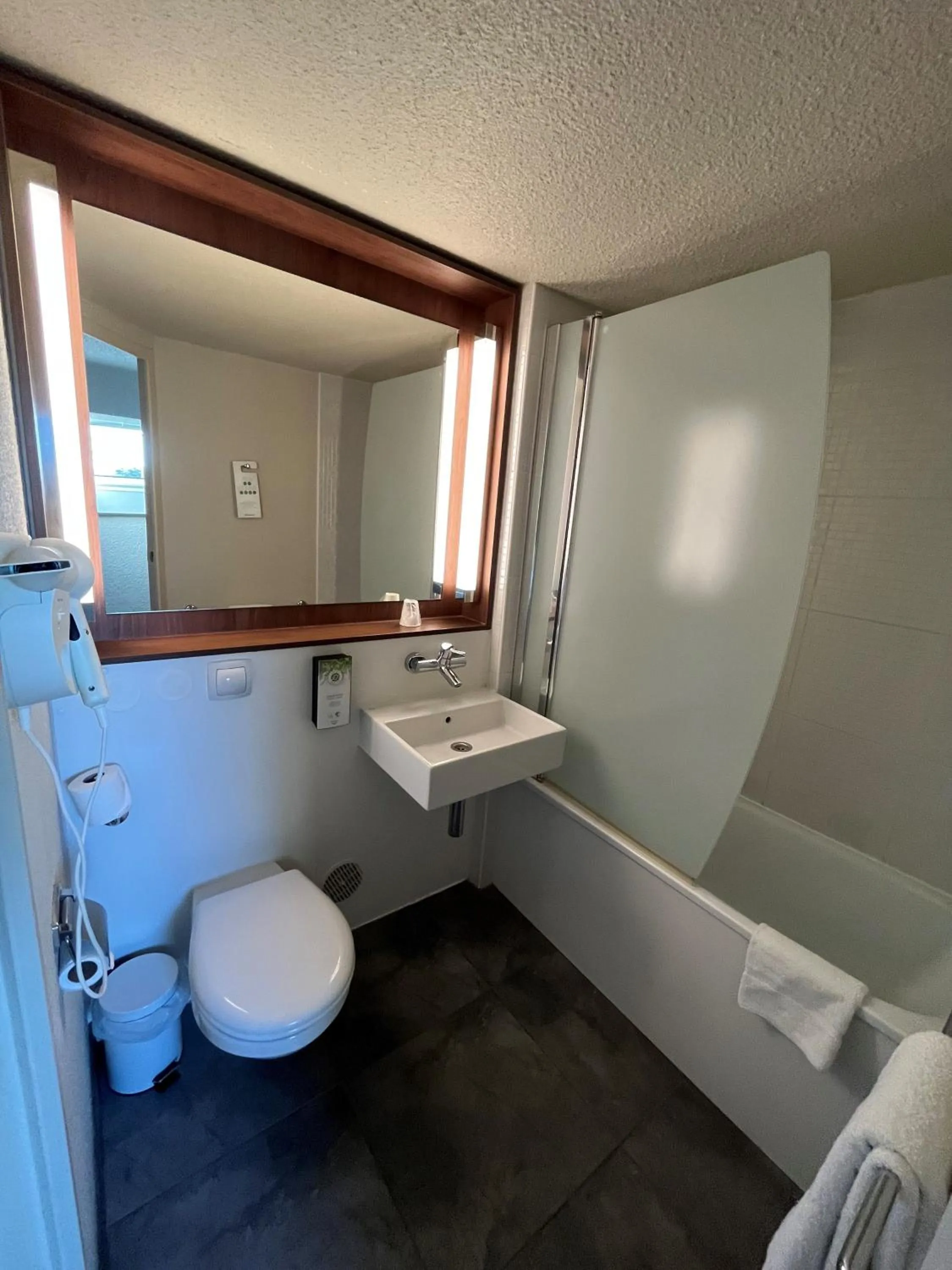 Bathroom in Campanile Dunkerque Sud - Loon Plage