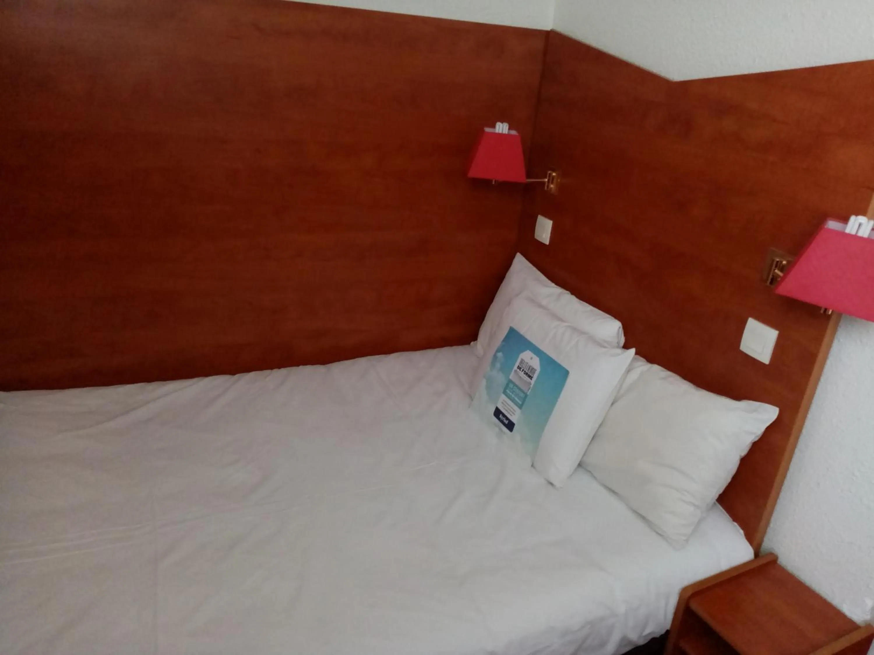 Bedroom, Bed in Kyriad Chantilly