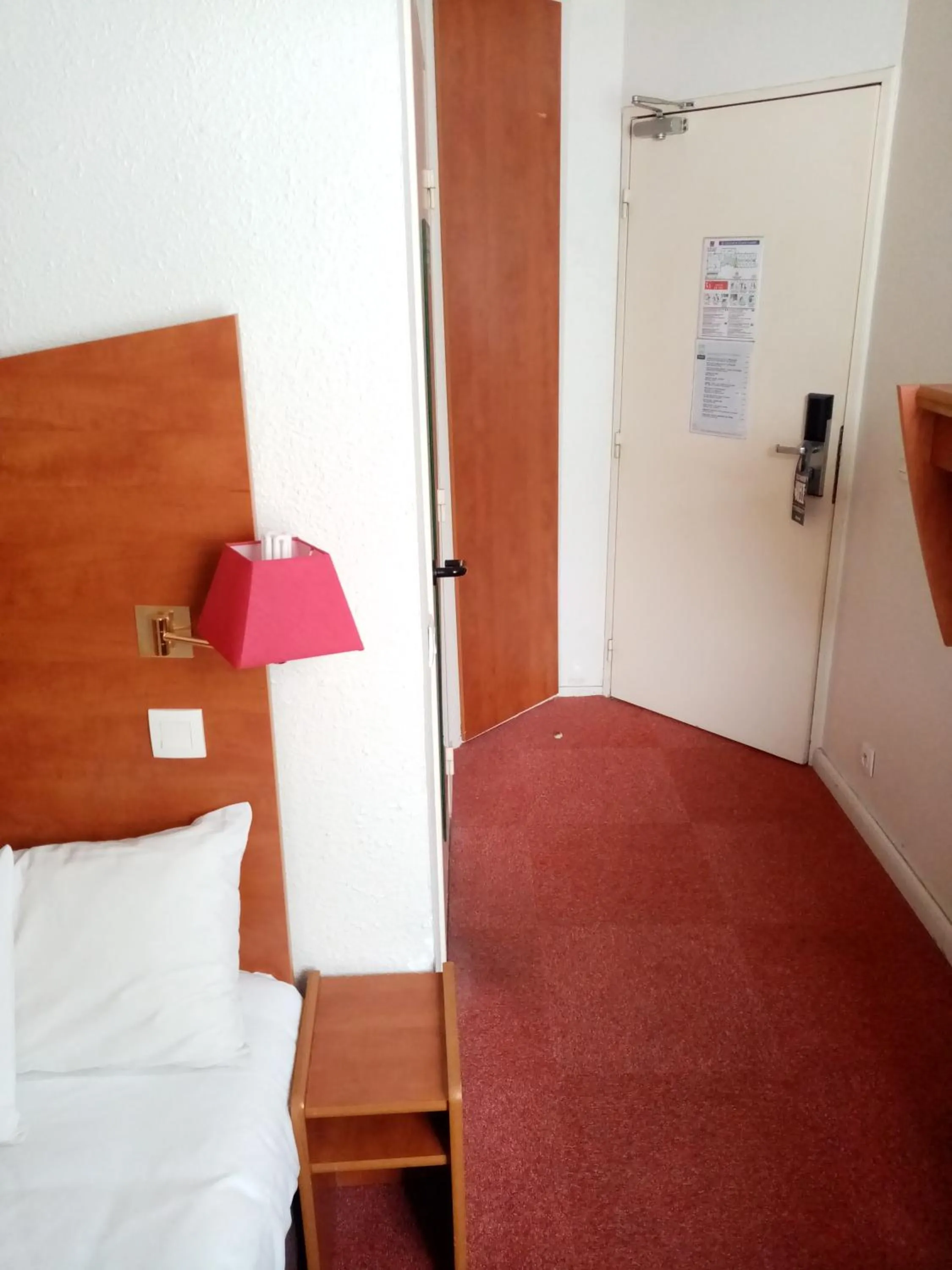 Bedroom, Bed in Kyriad Chantilly