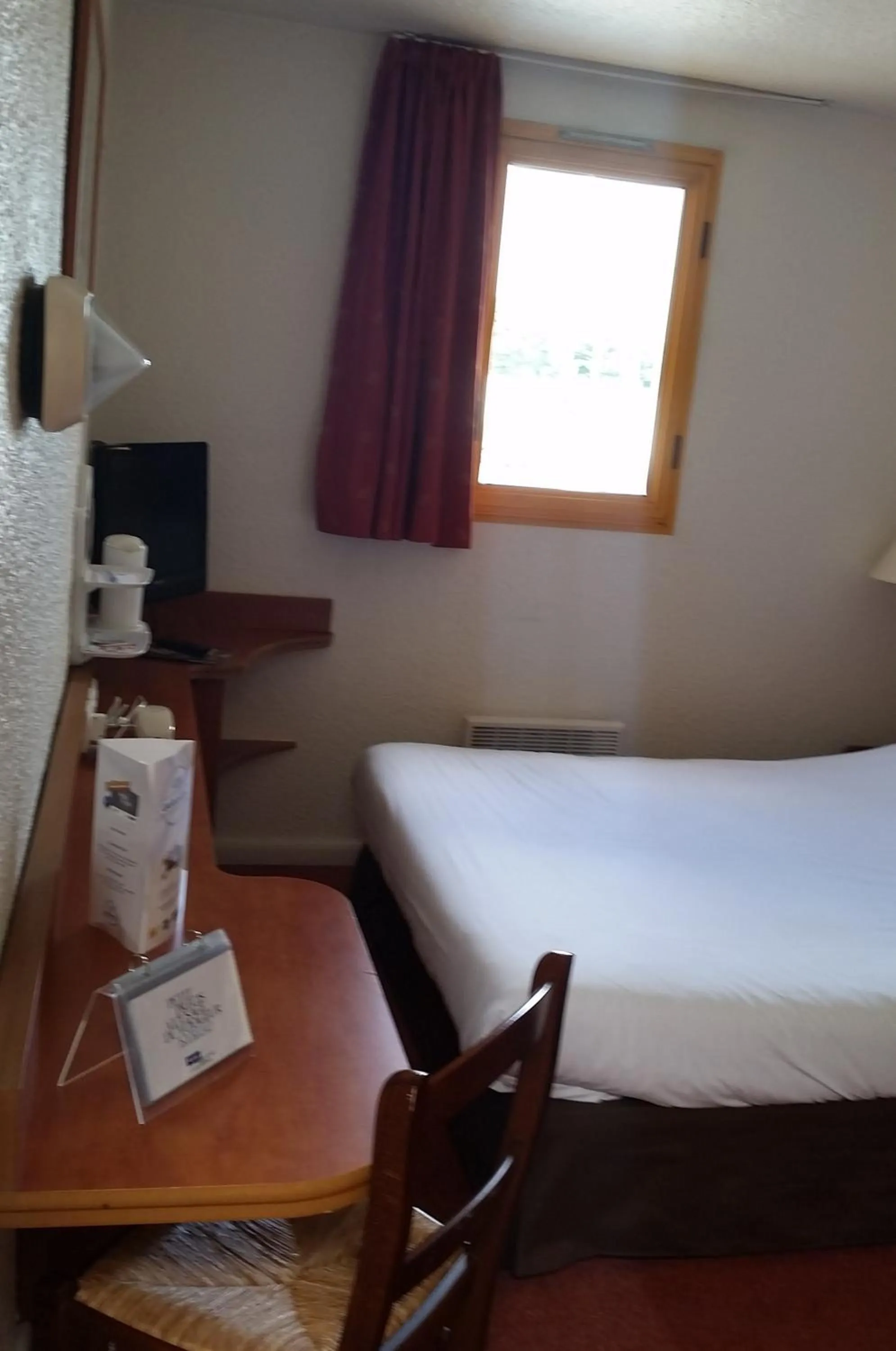 Bedroom, Bed in Kyriad Chantilly