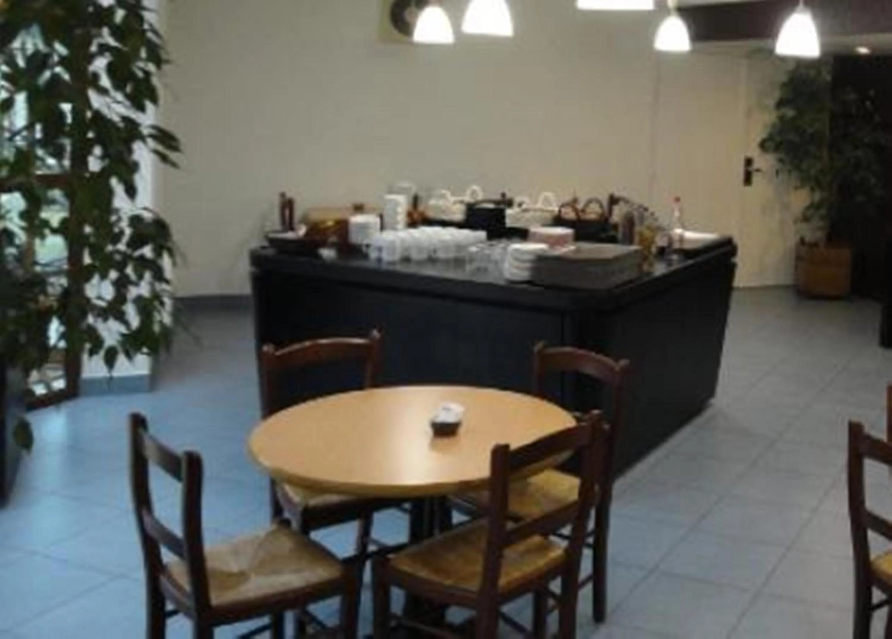 Restaurant/places to eat in Kyriad Chantilly