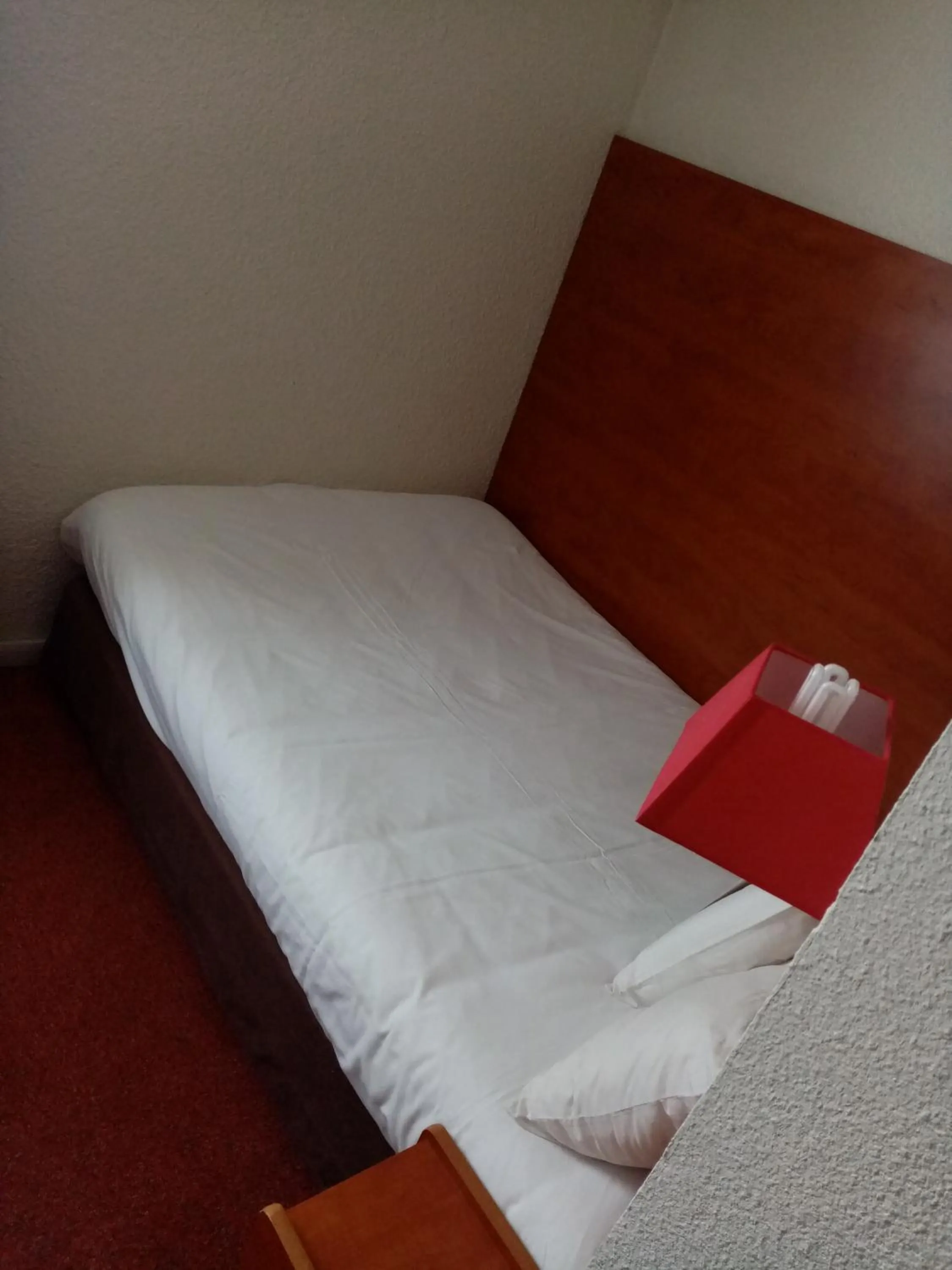 Bedroom, Bed in Kyriad Chantilly