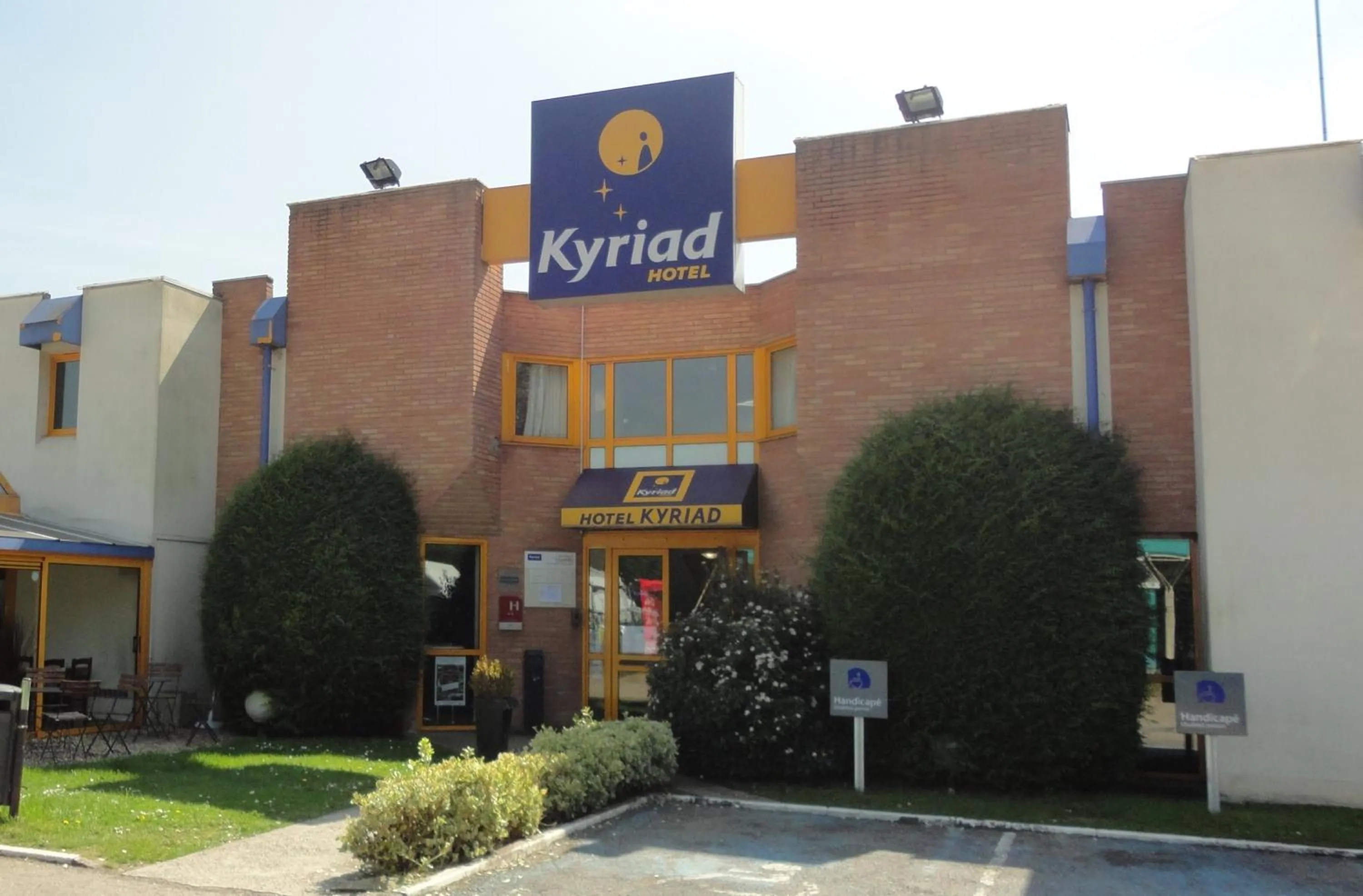 Facade/entrance in Kyriad Chantilly