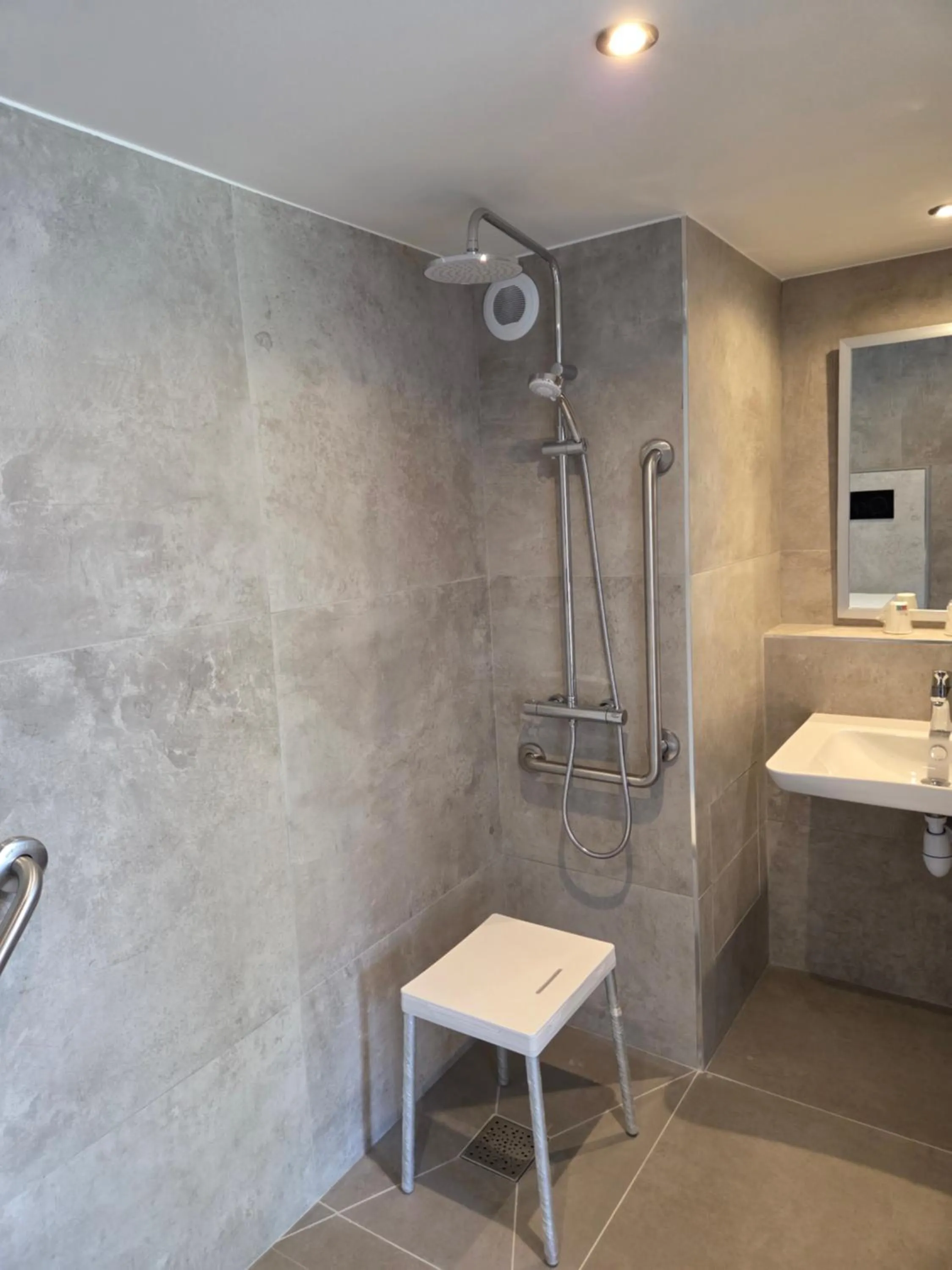 Shower in Kyriad Tarbes Odos