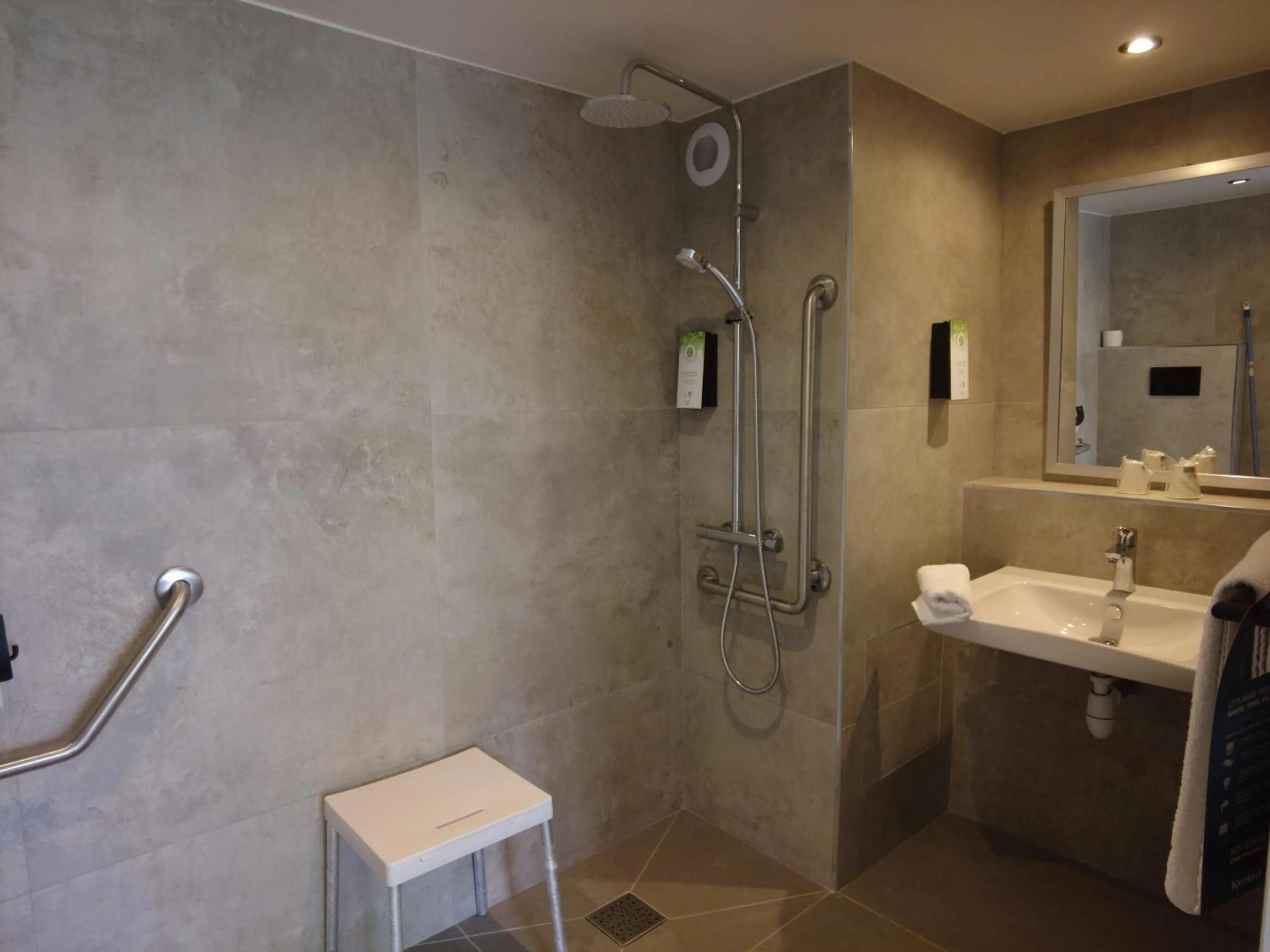 Bathroom in Kyriad Tarbes Odos