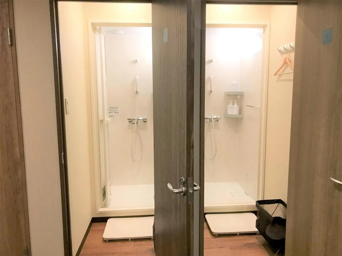 Shower in K's House Kanazawa - Travelers Hostel