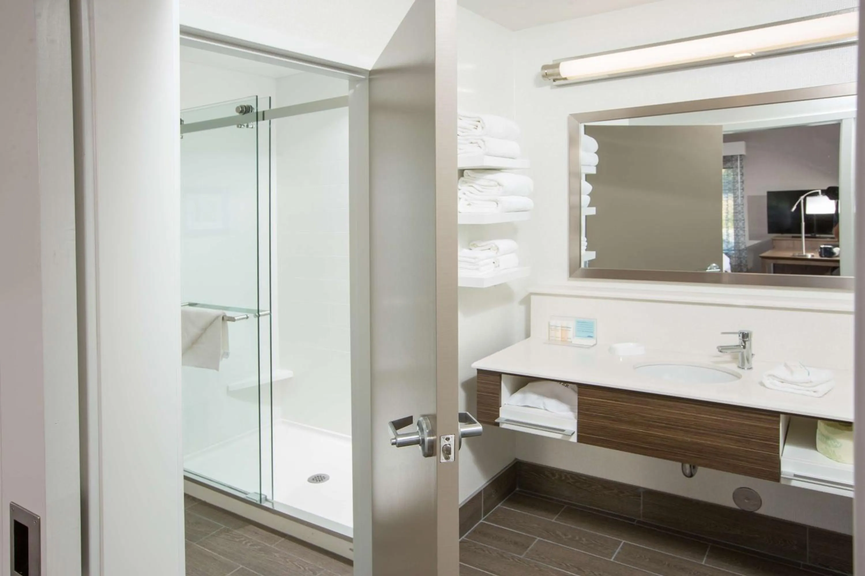 Bathroom in Hampton Inn & Suites Buellton/Santa Ynez Valley, Ca