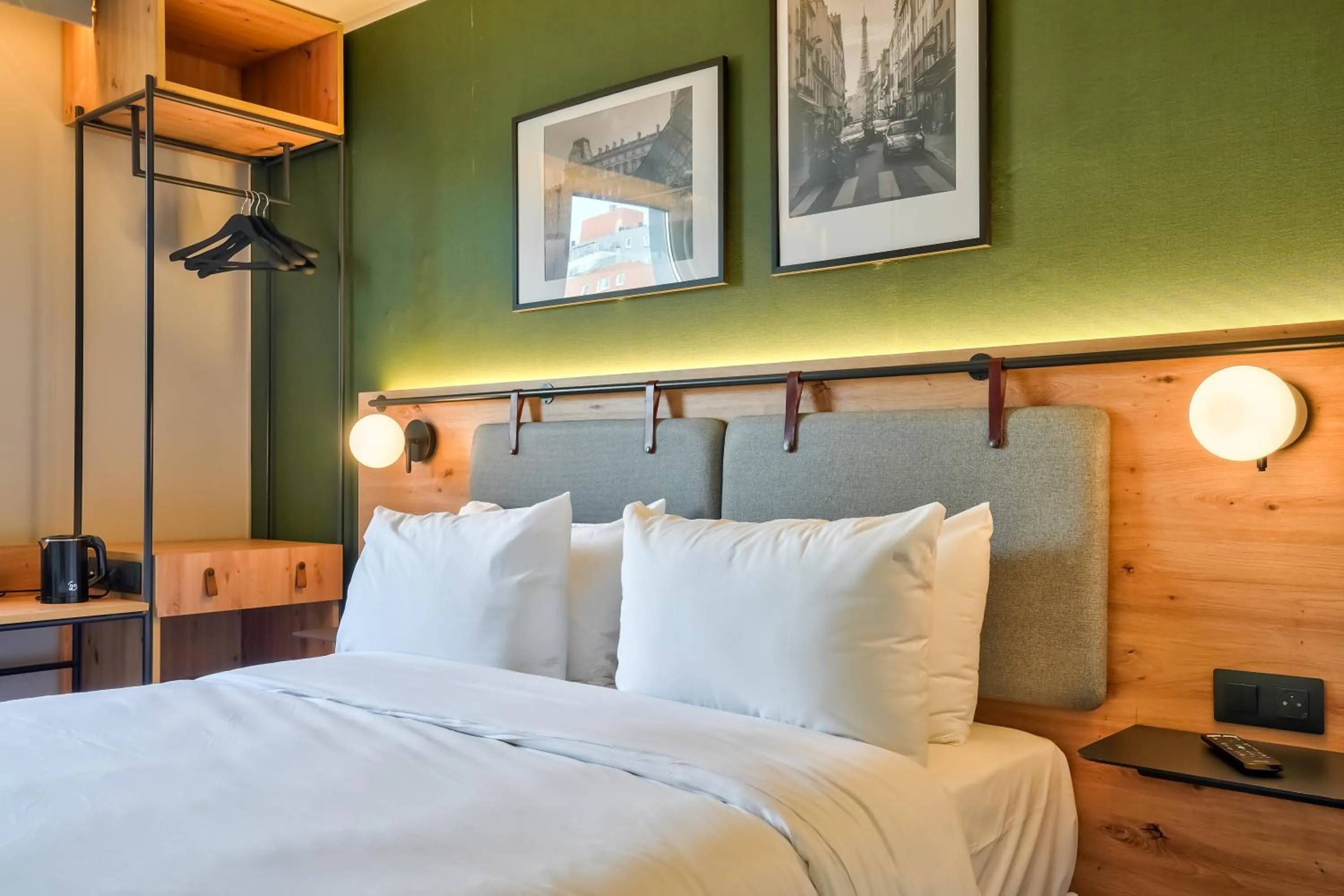 Bedroom, Bed in Campanile Paris Ouest - Pont de Suresnes