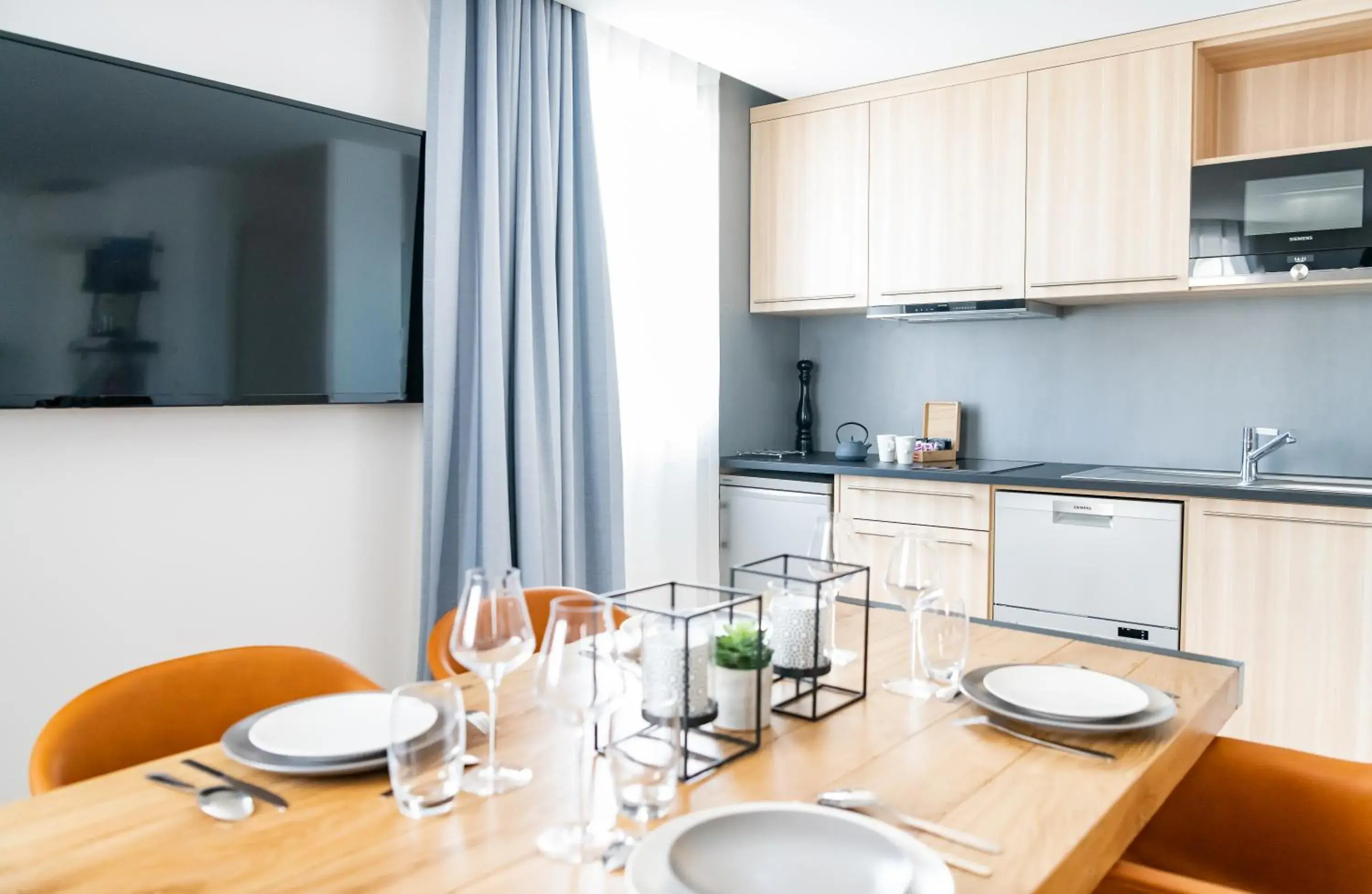 Junior Suite - 1 Queen Bed 1 Sofa Bed in Campanile PRIME - Suresnes - La Défense Junior Suite - 1 Queen Bed 1 Sofa Bed in Campanile PRIME - Suresnes - La Défense