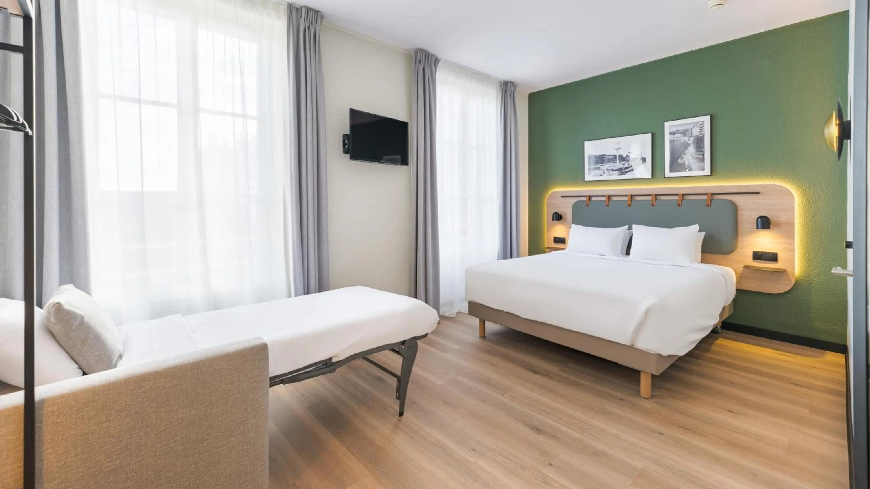 Photo of the whole room, Bed in Campanile PRIME - Suresnes - La Défense