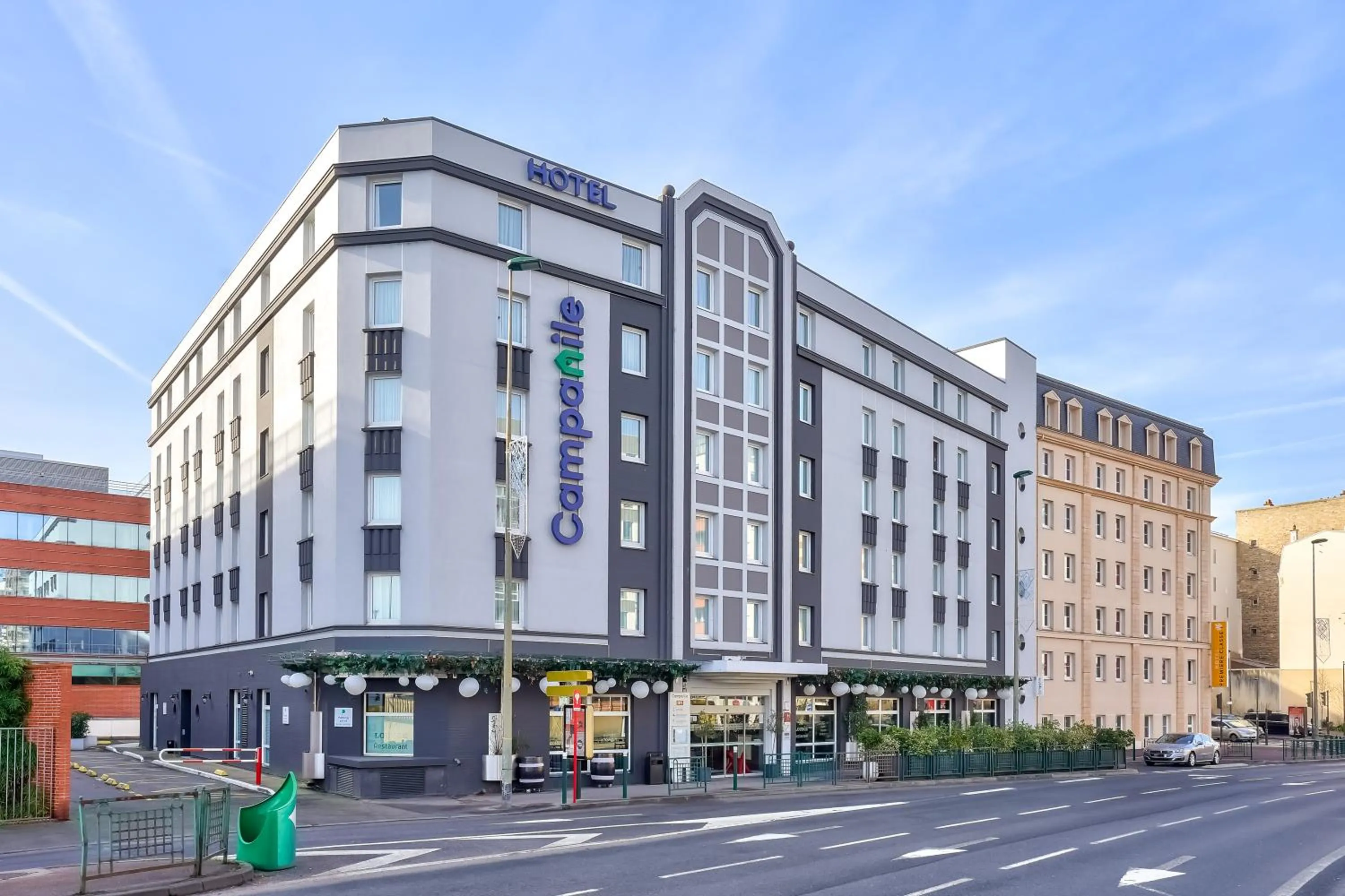 Facade/entrance in Campanile Paris Ouest - Pont de Suresnes