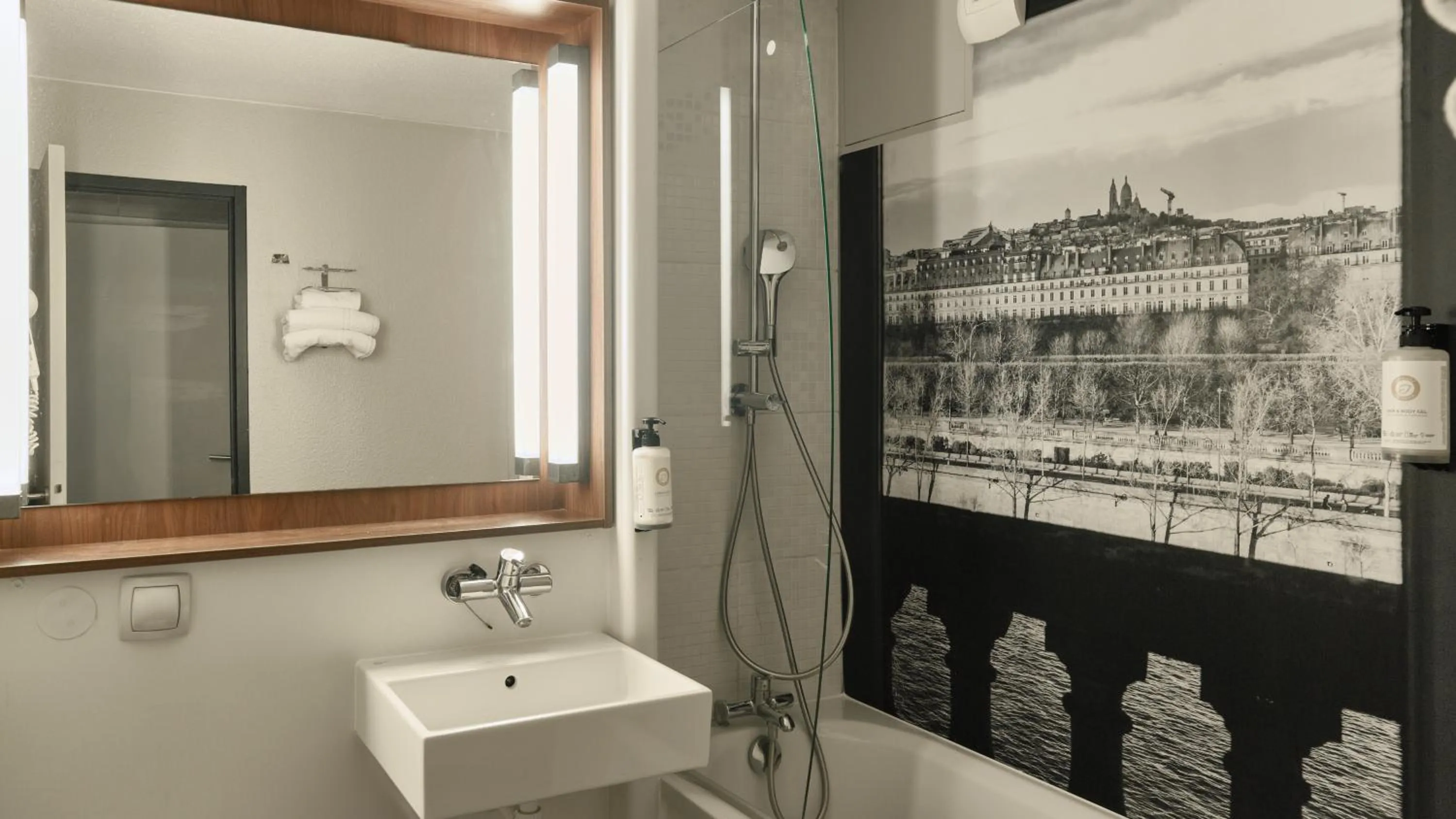 Bathroom in Campanile Paris Ouest - Pont de Suresnes