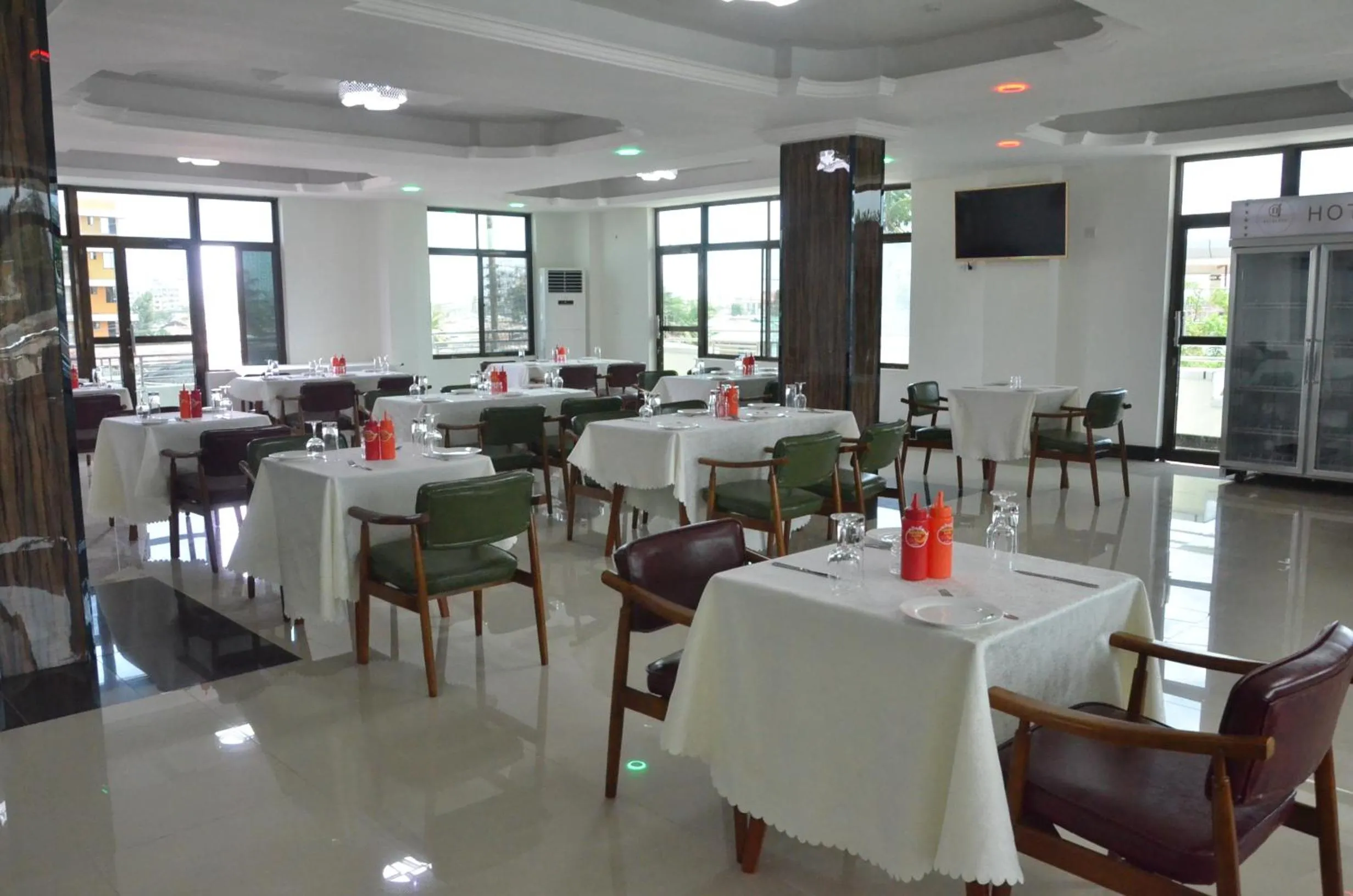 Restaurant/places to eat in Nefaland Hotel