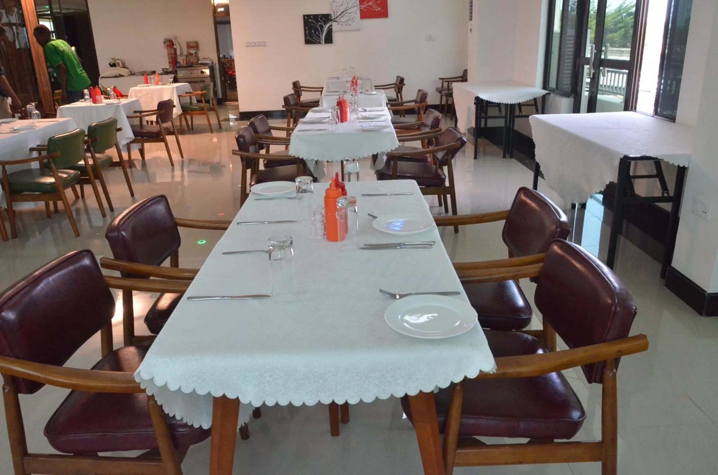 Restaurant/places to eat in Nefaland Hotel