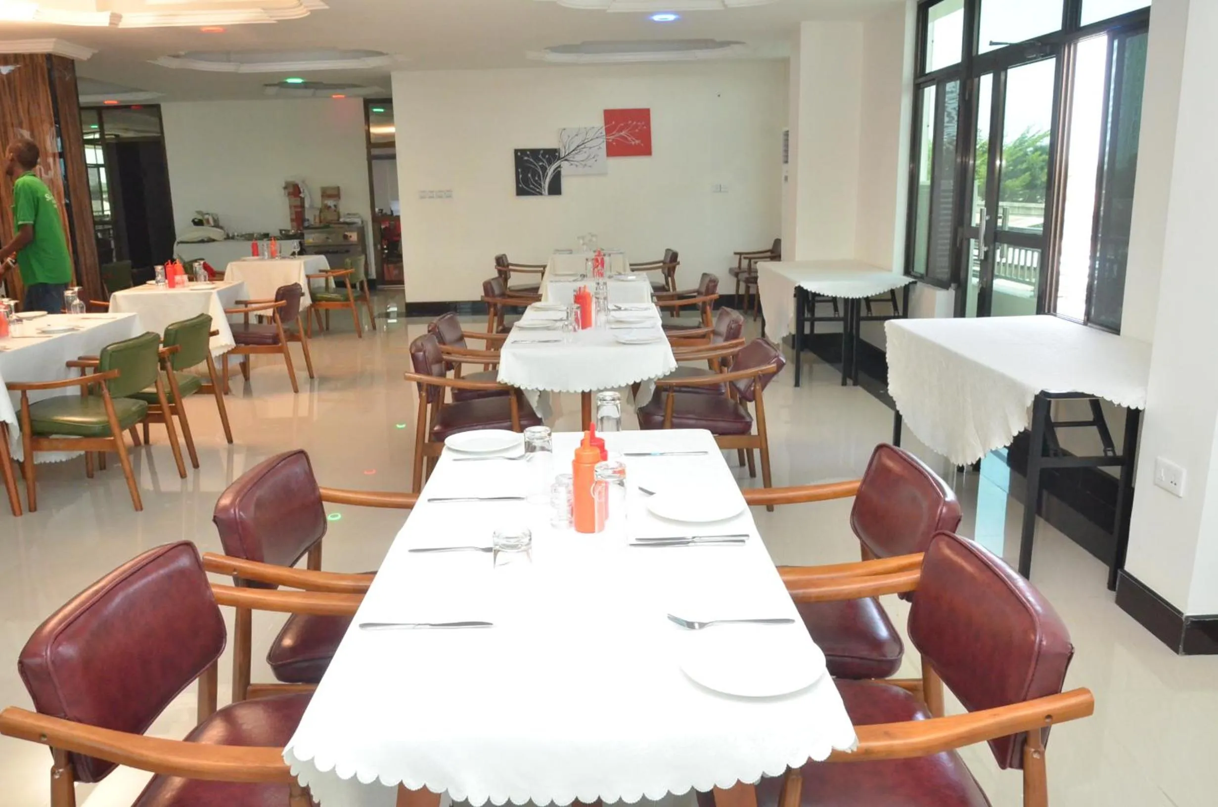 Restaurant/places to eat in Nefaland Hotel