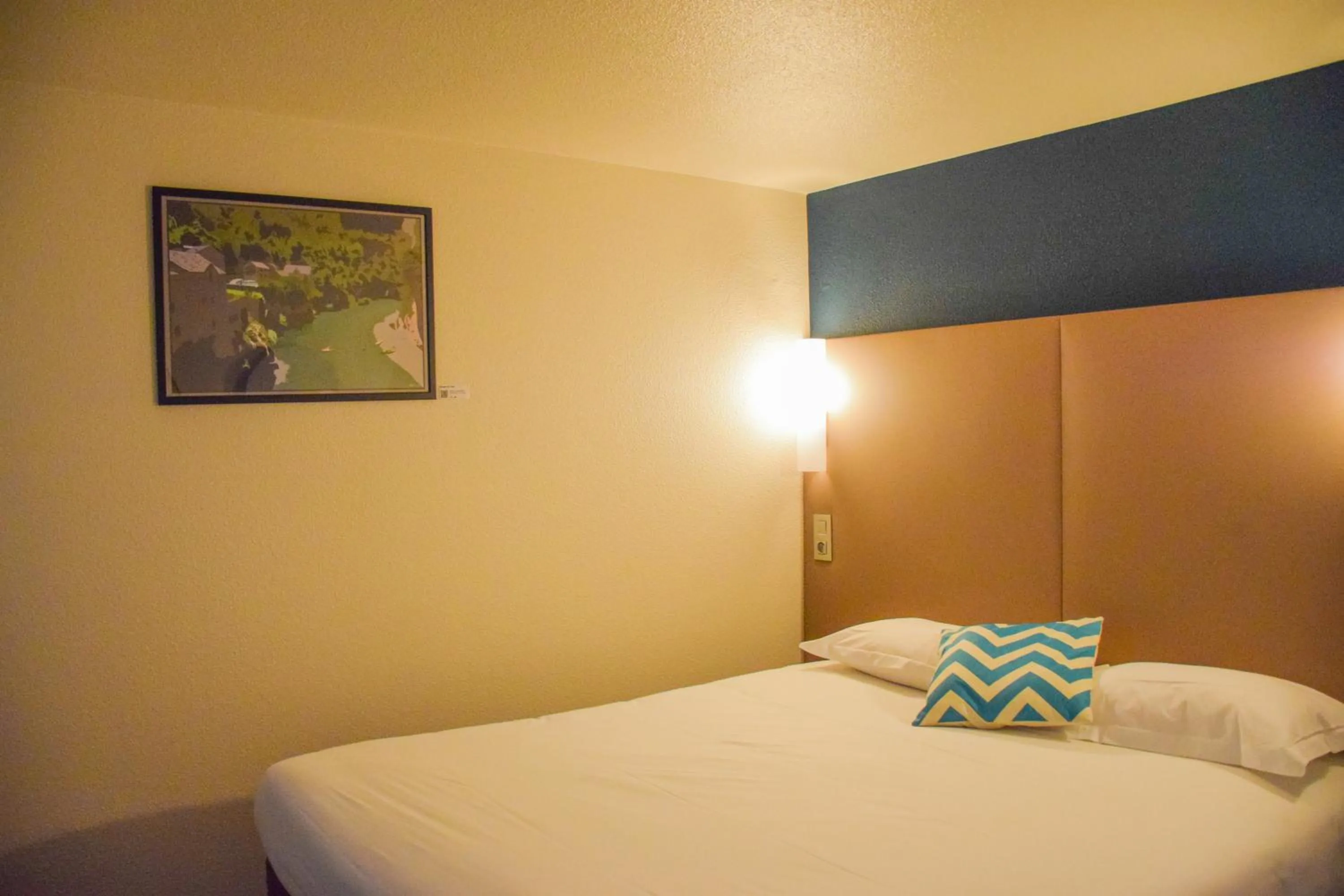 Bedroom, Bed in Campanile Millau