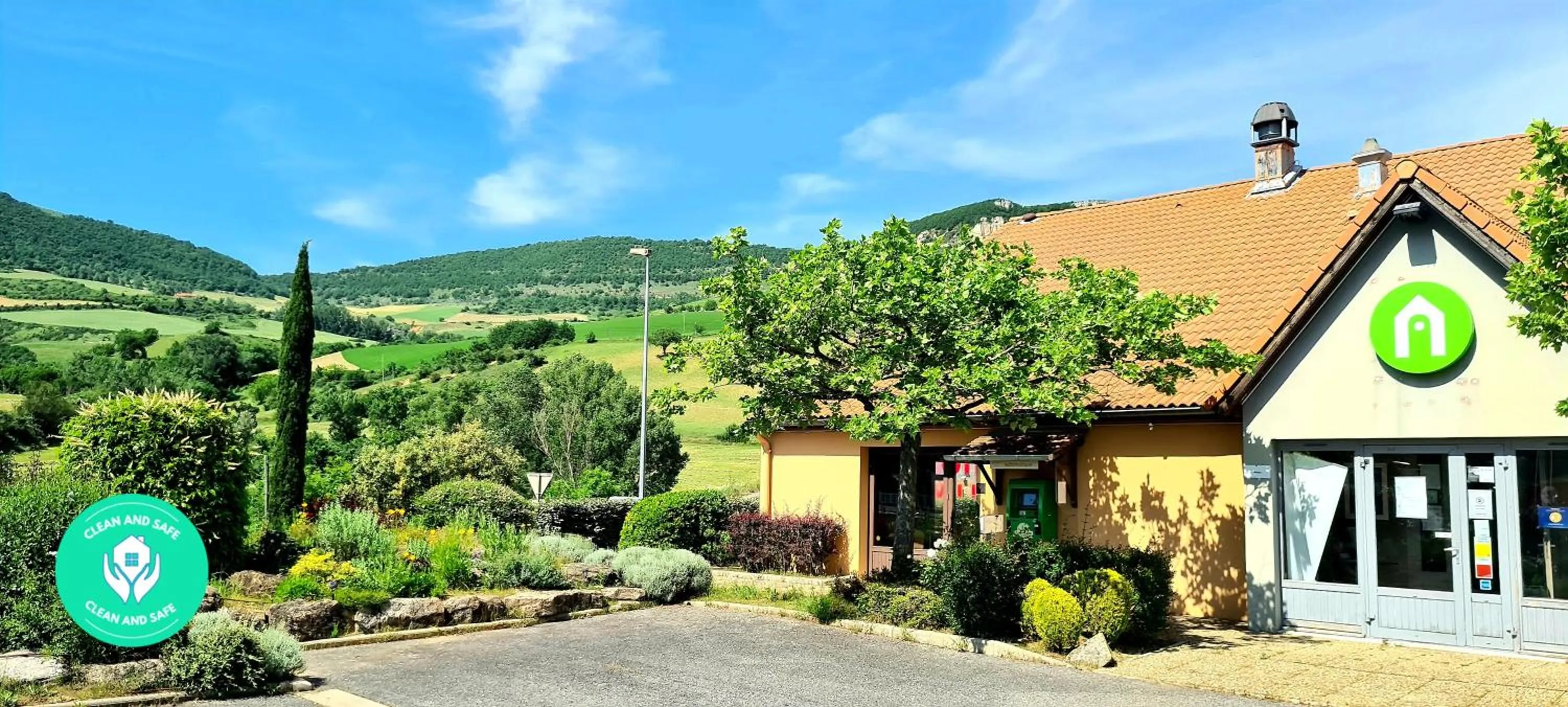 Facade/entrance in Campanile Millau