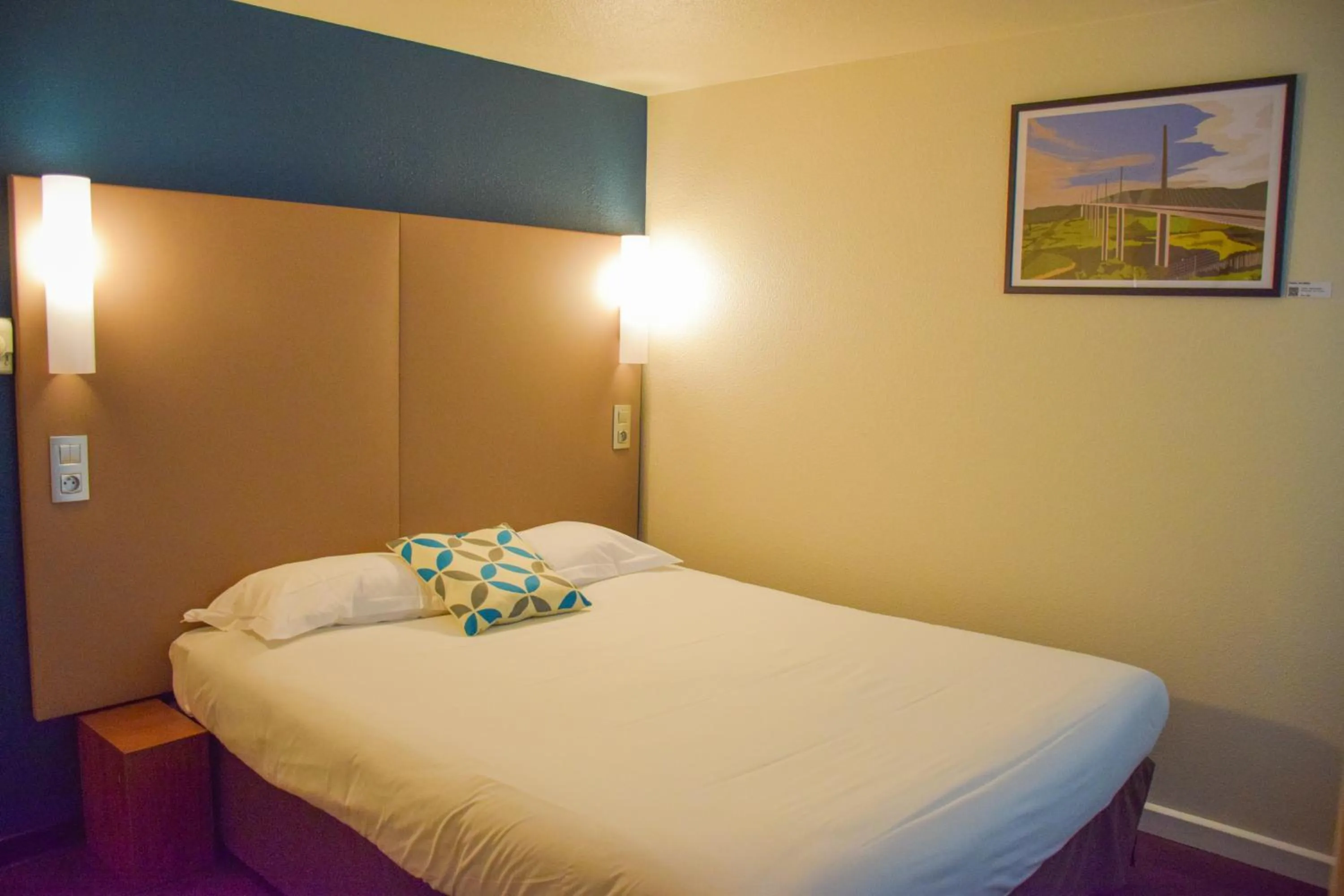 Bedroom, Bed in Campanile Millau