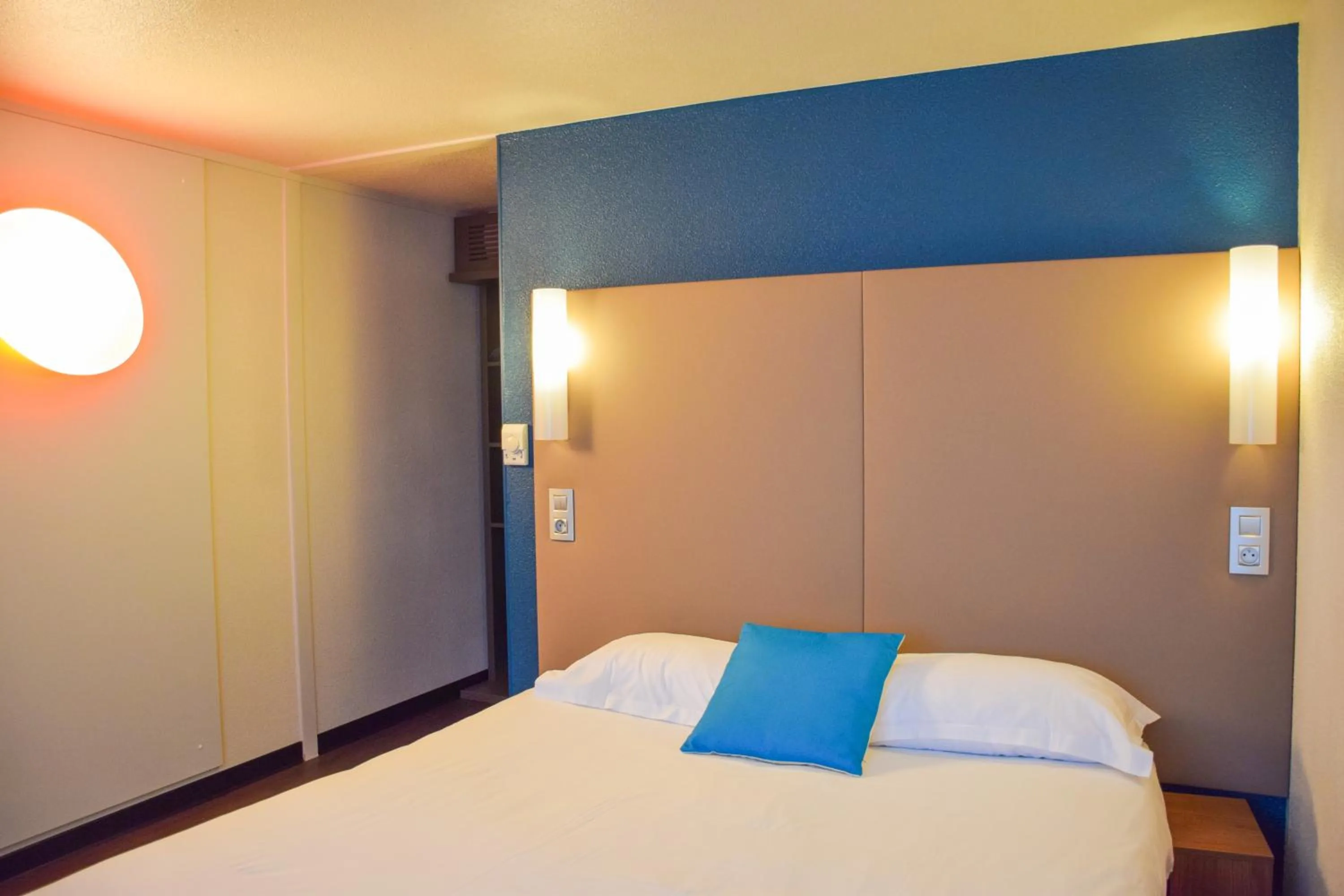 Bedroom, Bed in Campanile Millau