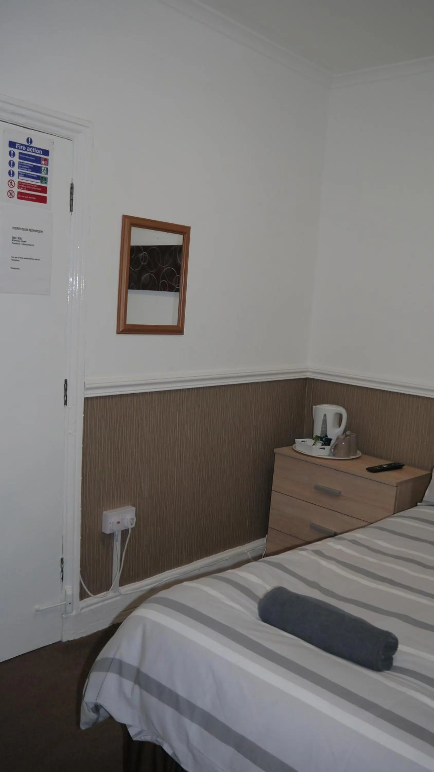 Coffee/tea facilities, Bed in Hornby House Hotel