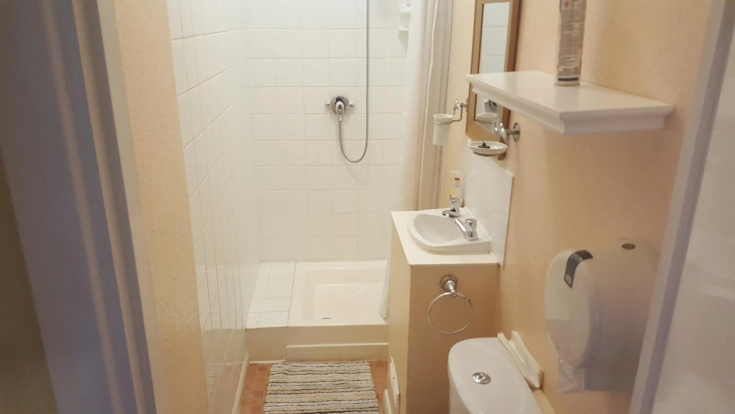 Bathroom in Hornby House Hotel