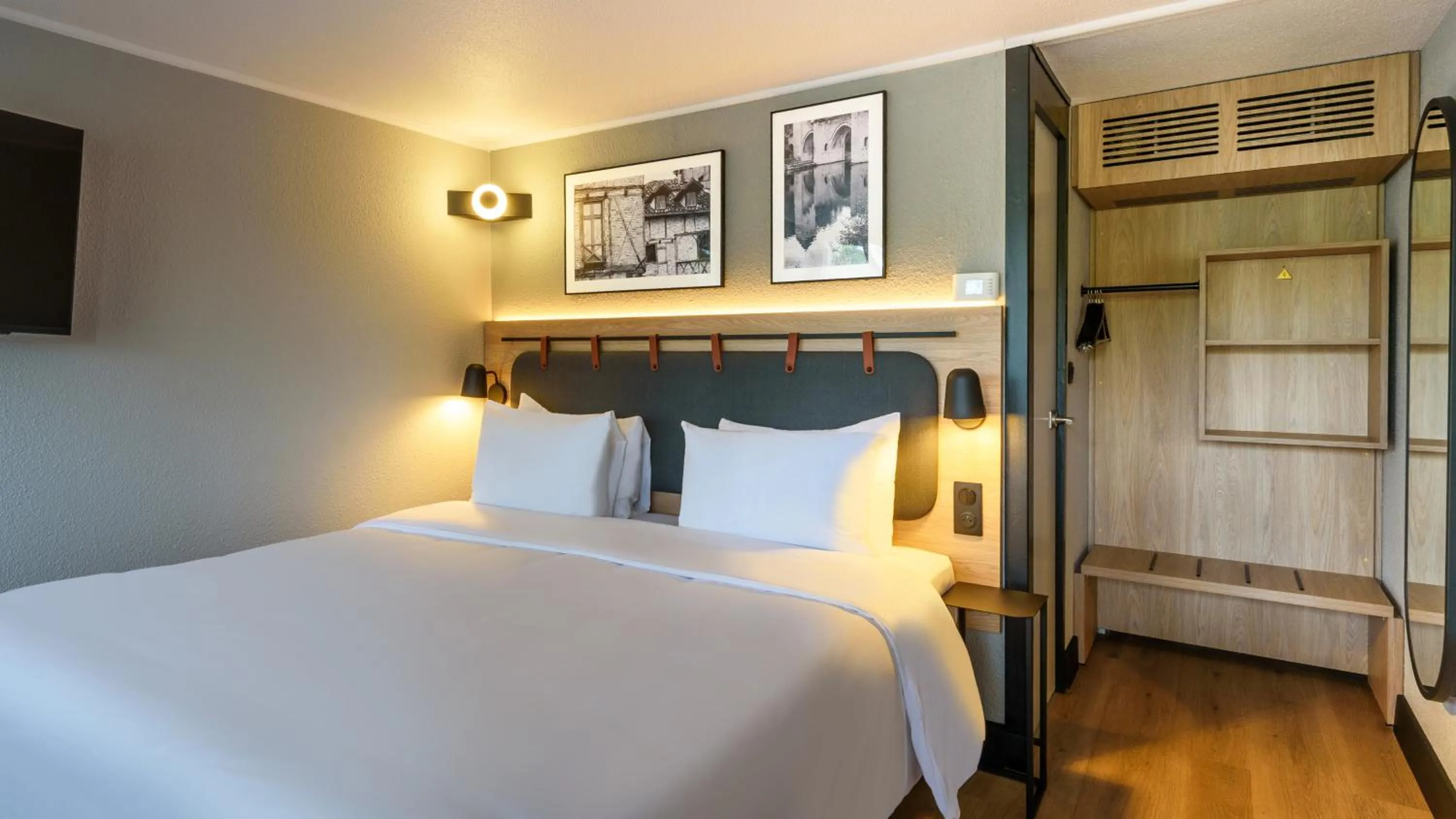 Bed in Kyriad Niort - La Crèche