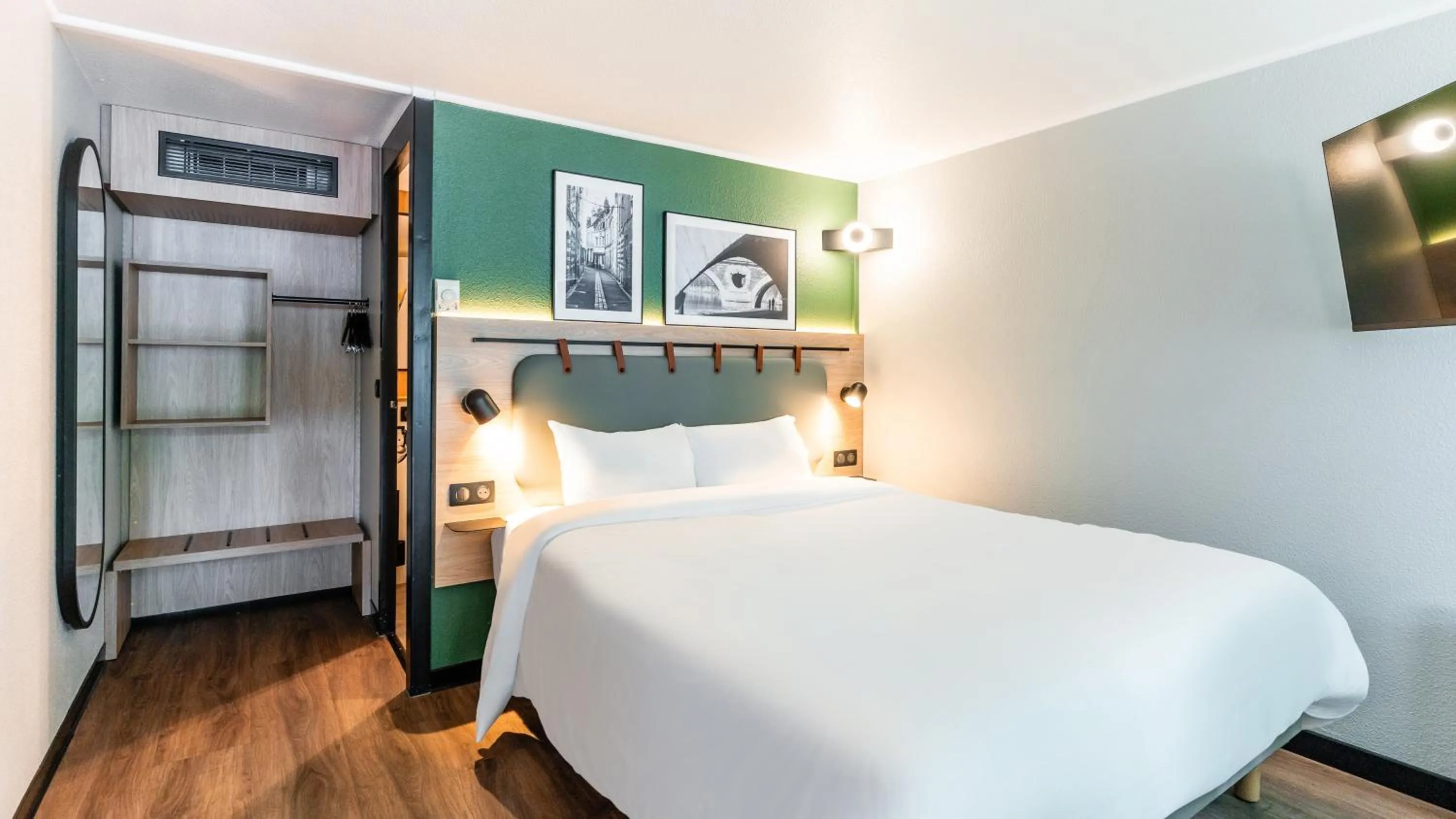 Bed in Kyriad Niort - La Crèche