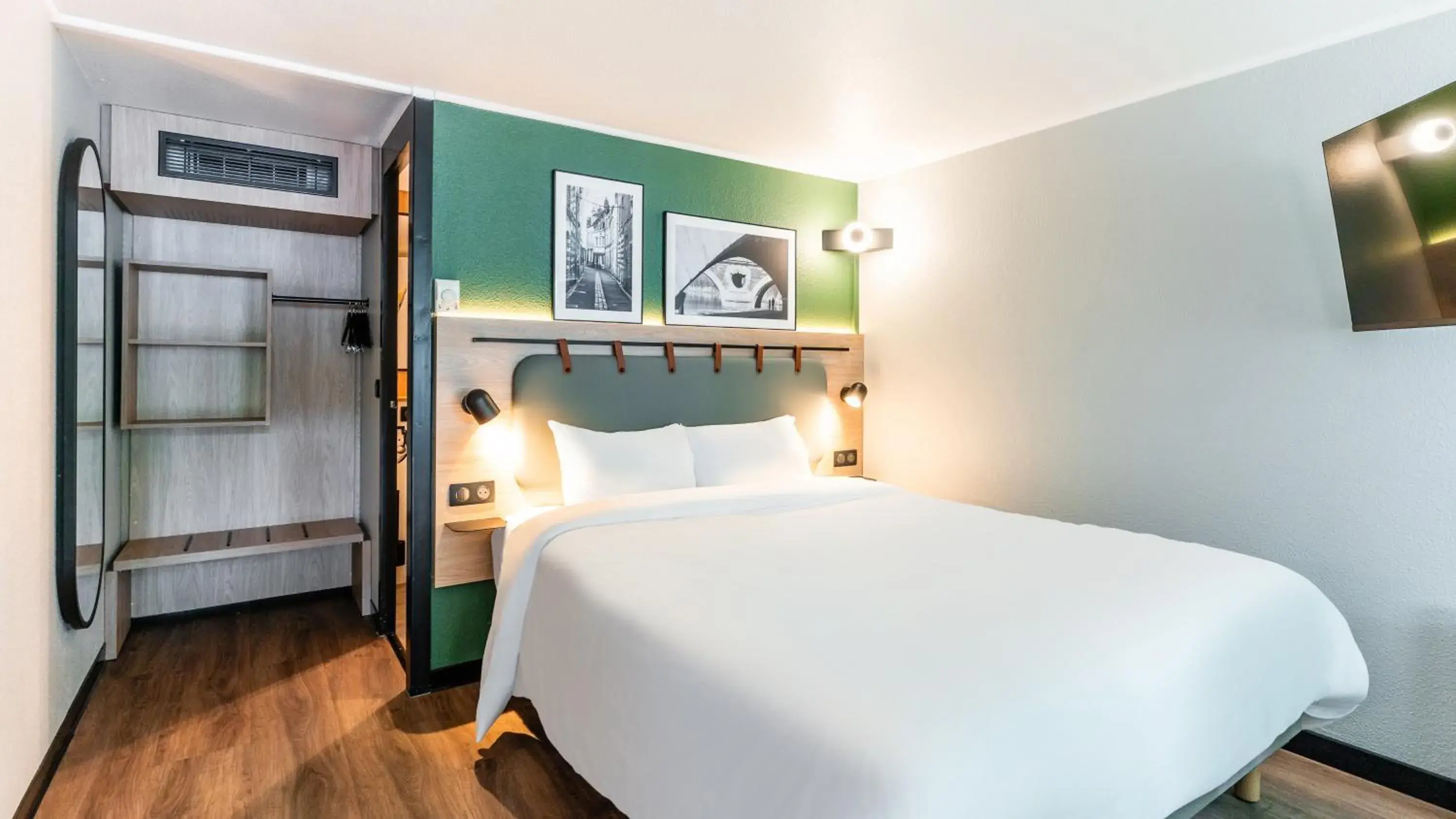 Standard Queen Room in Kyriad Niort - La Crèche Standard Queen Room in Kyriad Niort - La Crèche