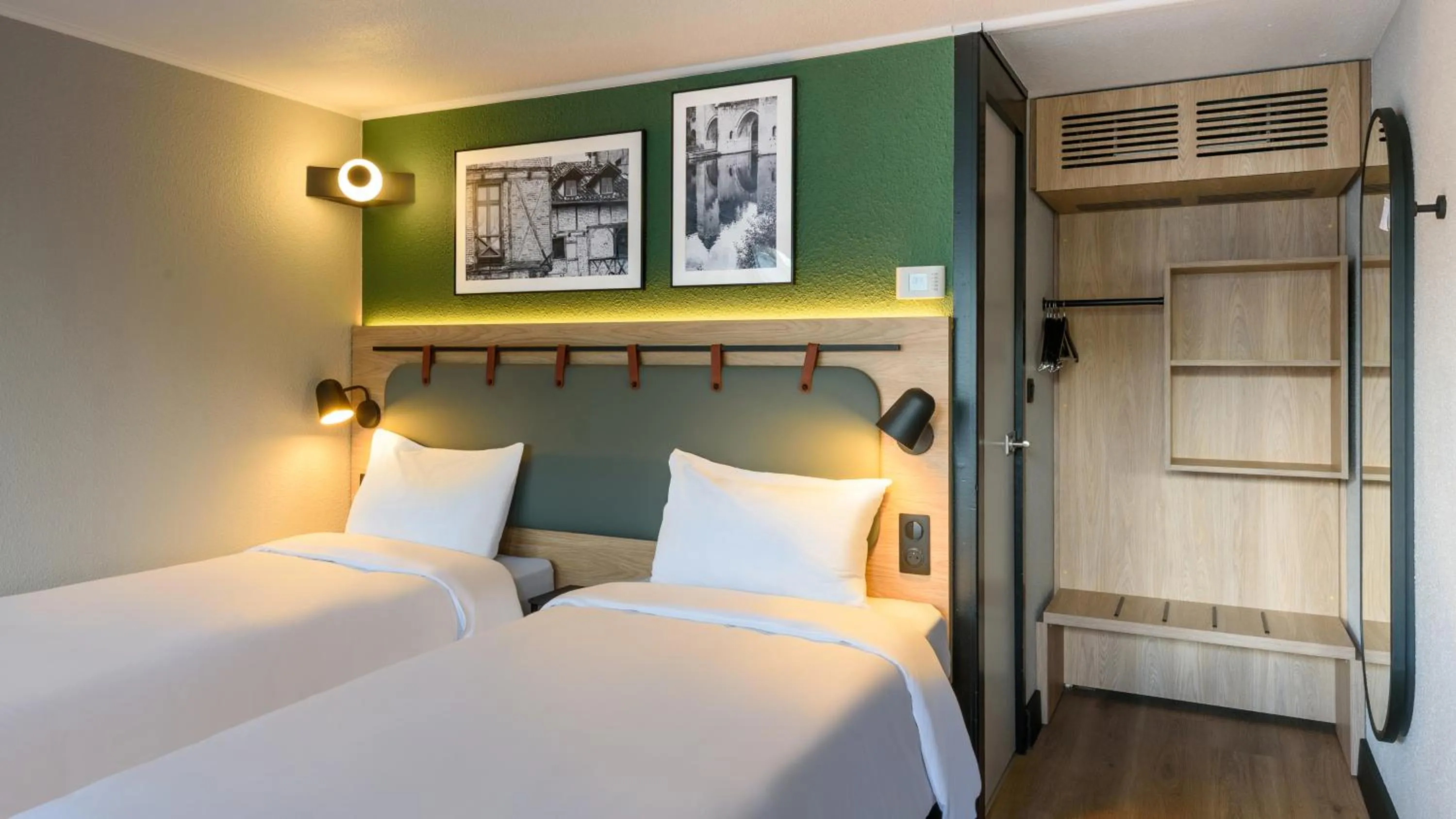 Bed in Kyriad Niort - La Crèche