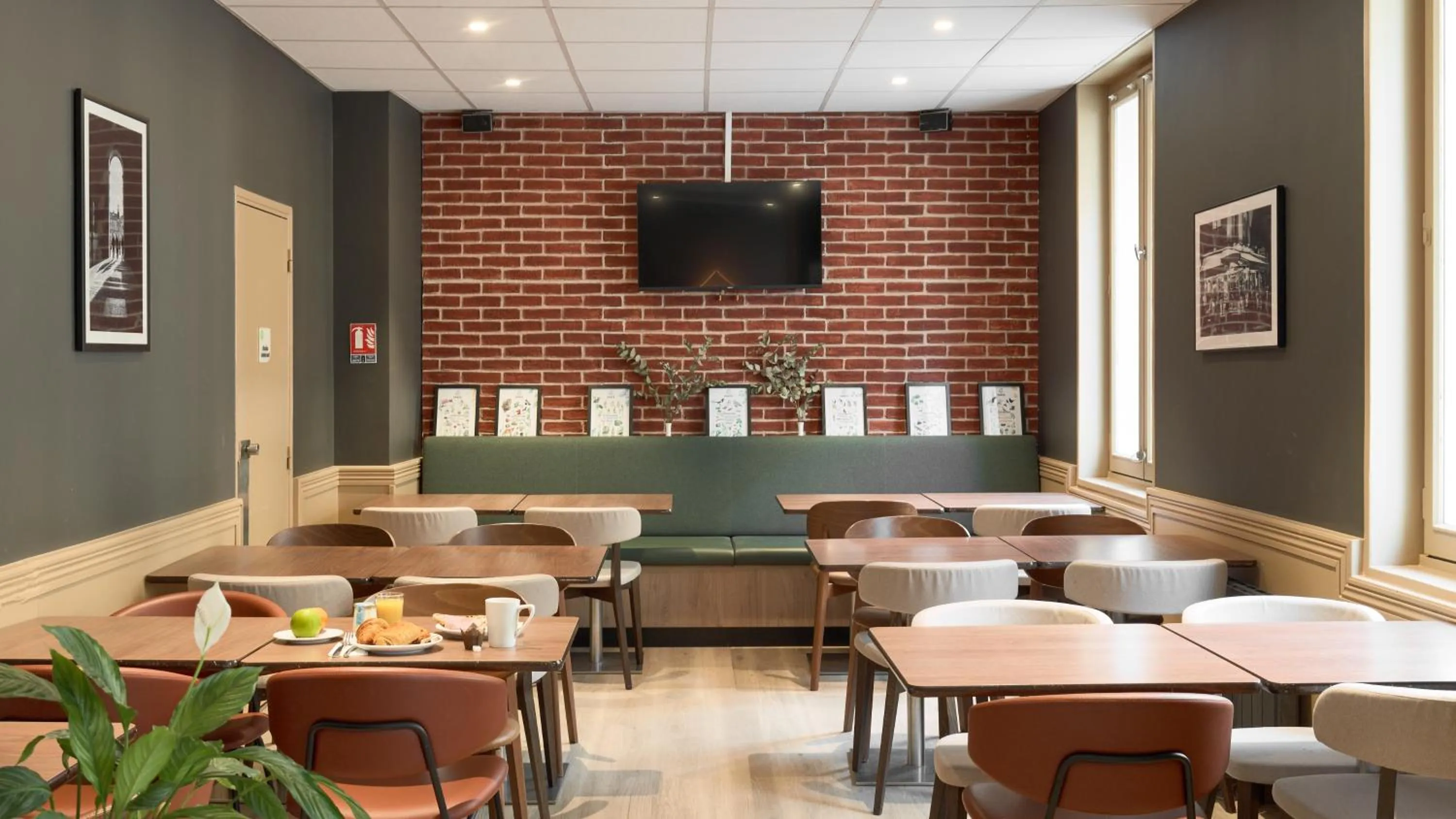 Seating area in Campanile PRIME - Paris 15 Tour Eiffel