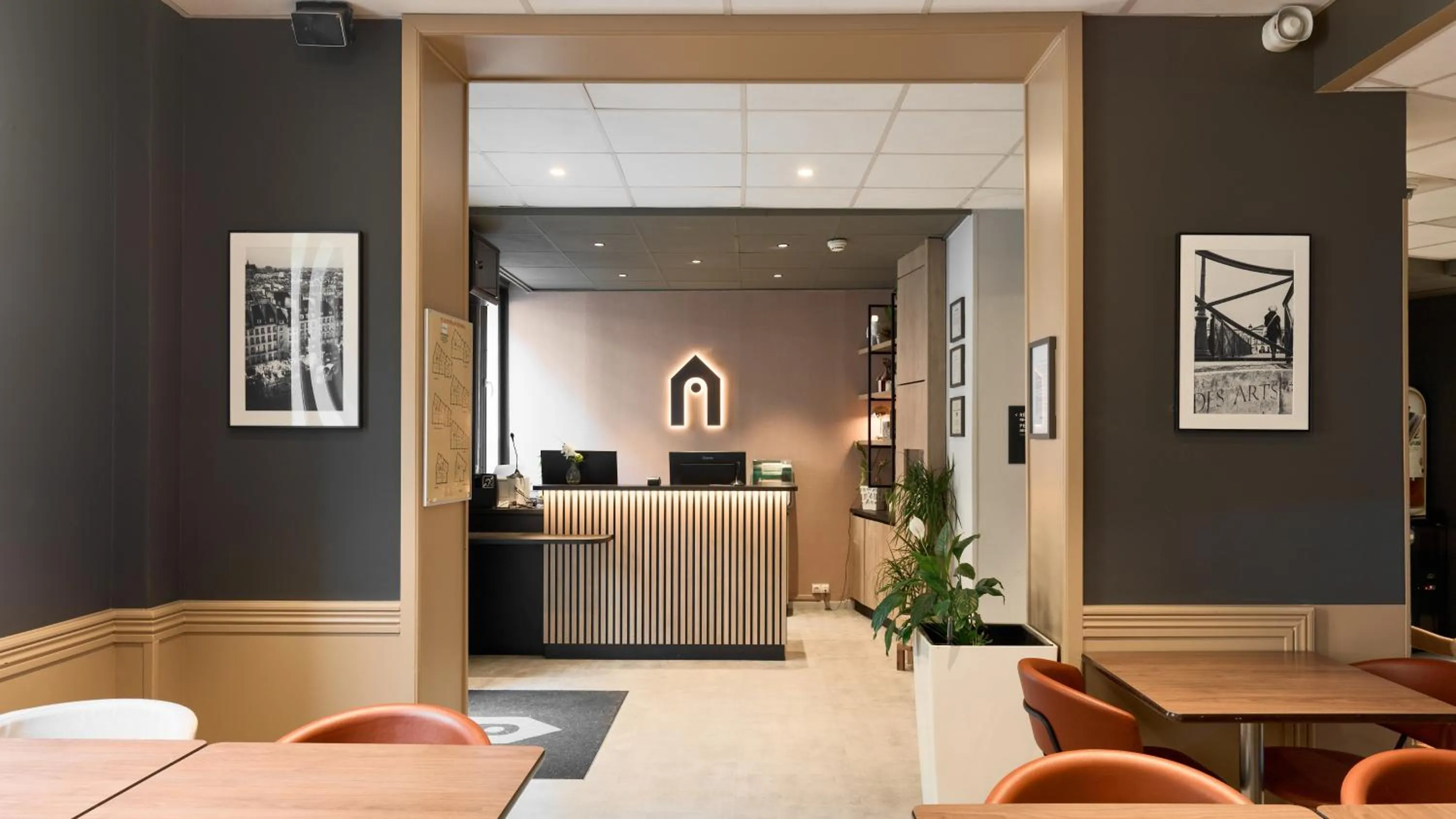 Lobby or reception in Campanile PRIME - Paris 15 Tour Eiffel