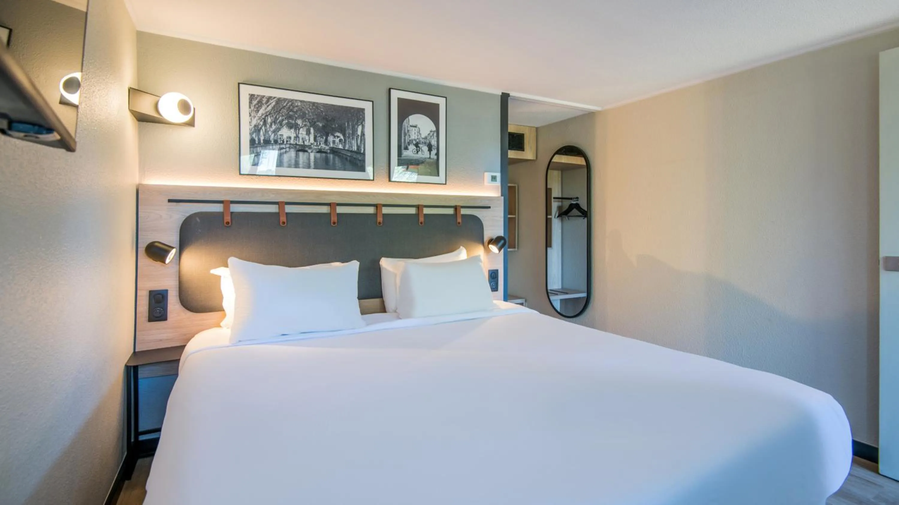 Photo of the whole room, Bed in Campanile NATURE - Thionville Yutz