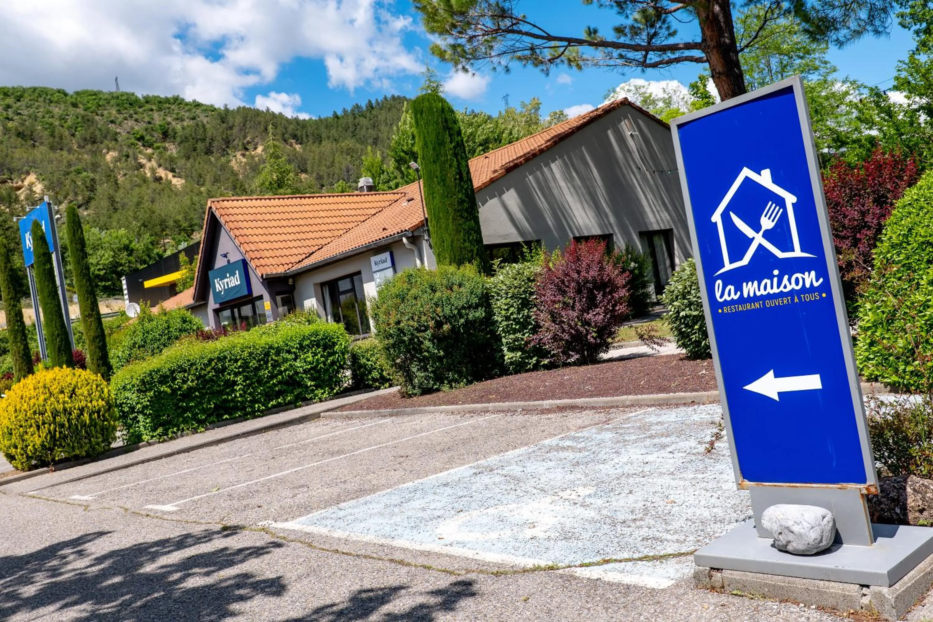 Property building in Kyriad Digne-Les-Bains