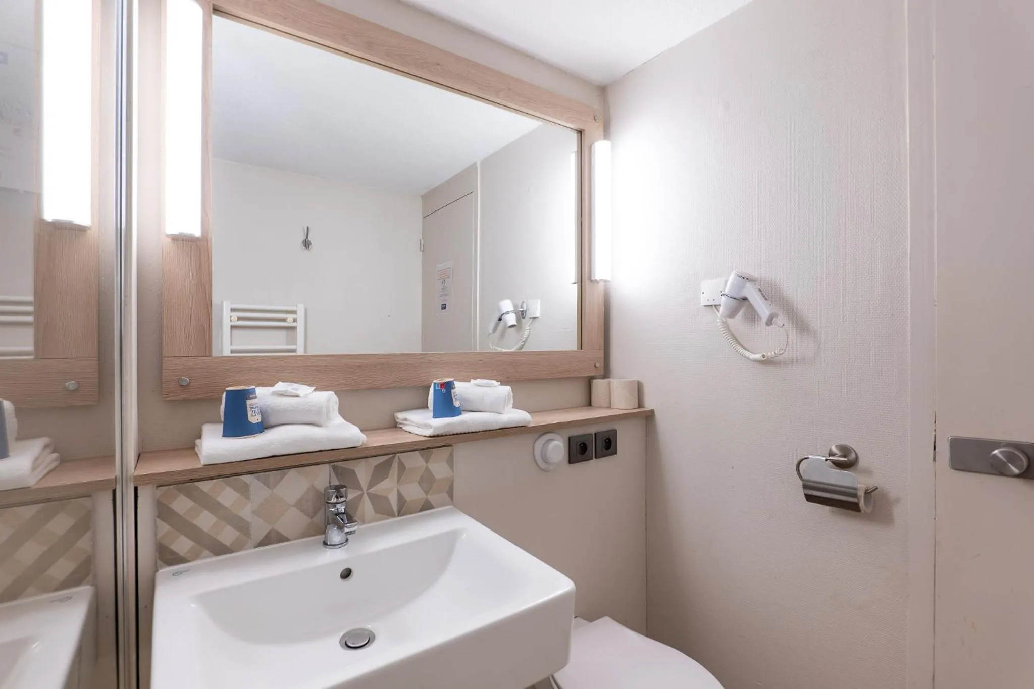 Bathroom in Kyriad Digne-Les-Bains