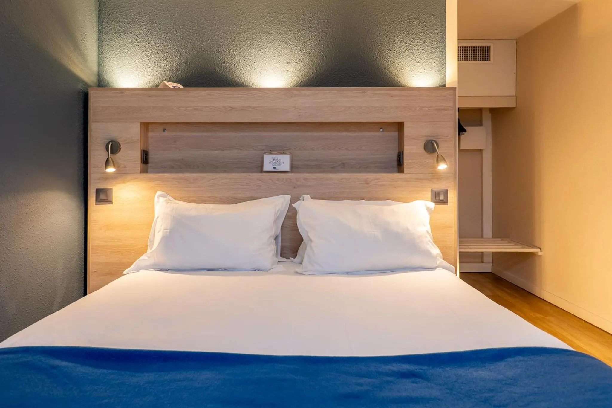 Bed in Kyriad Digne-Les-Bains