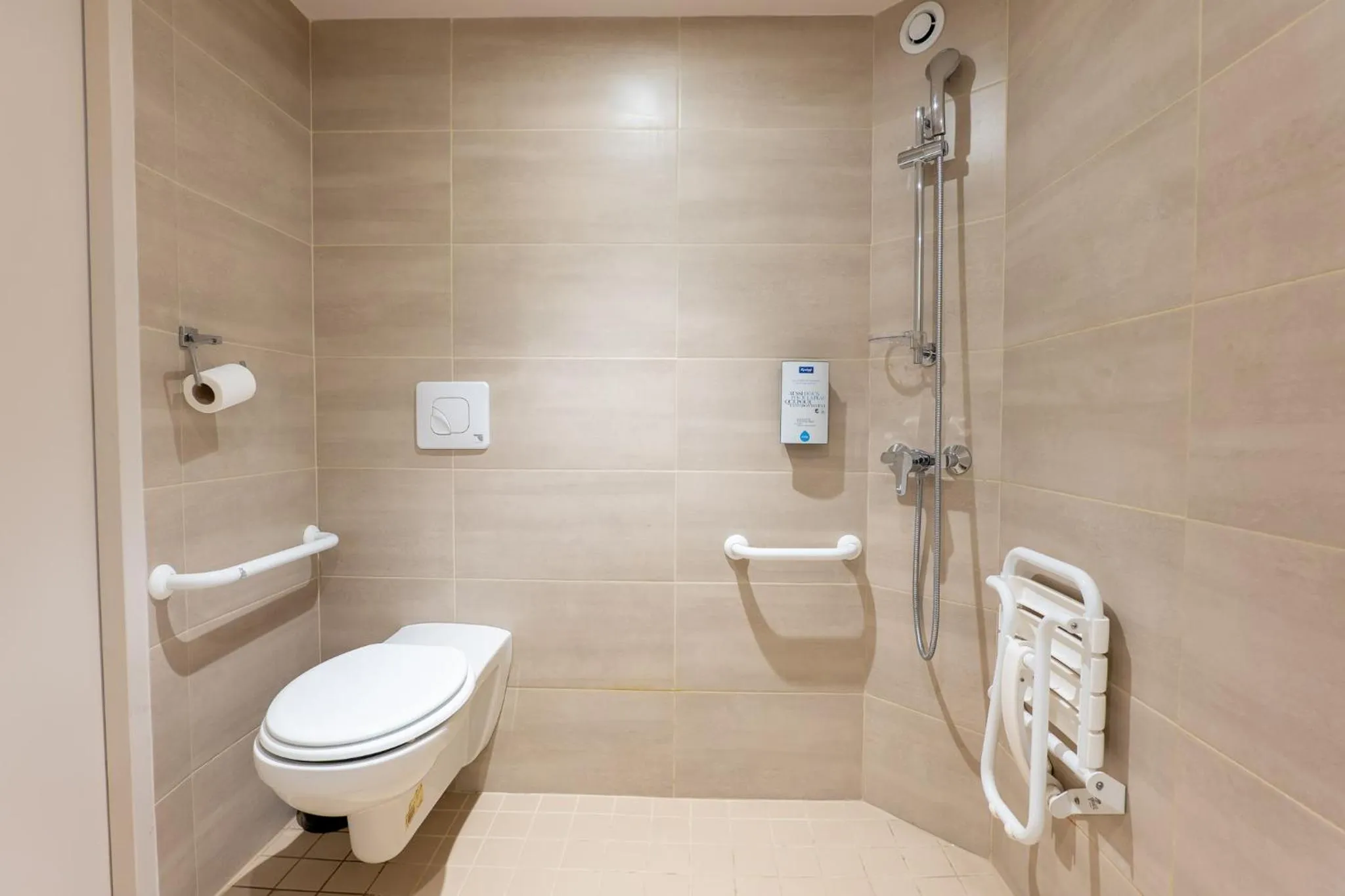 Toilet in Kyriad Digne-Les-Bains