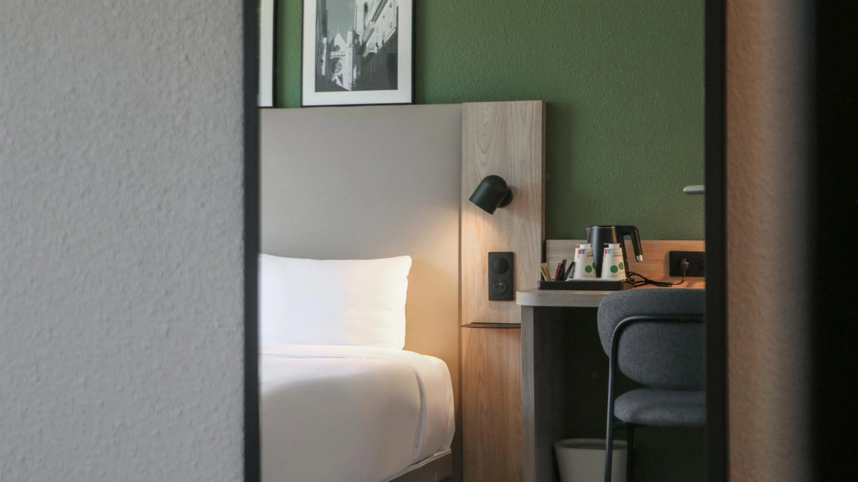 Photo of the whole room, Bed in Campanile NATURE - Aix En Provence Meyreuil