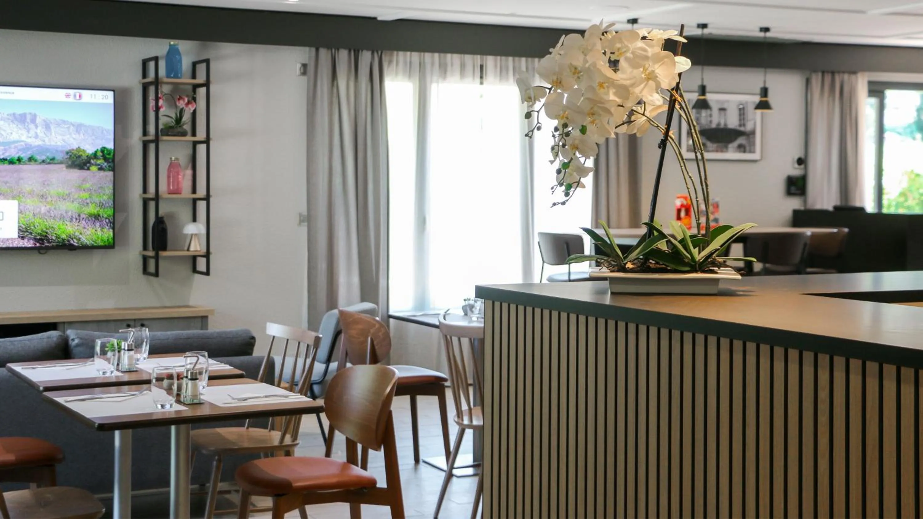 Lobby or reception in Campanile NATURE - Aix En Provence Meyreuil