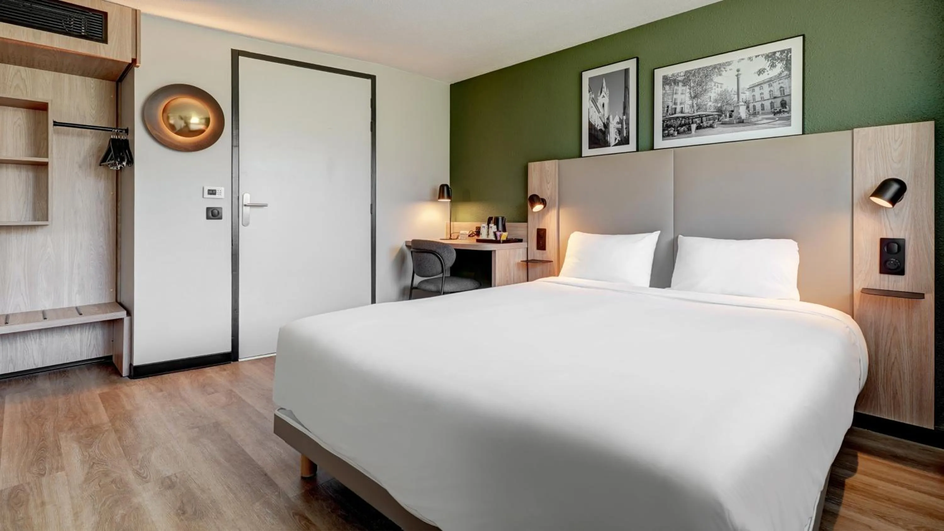 Photo of the whole room, Bed in Campanile NATURE - Aix En Provence Meyreuil