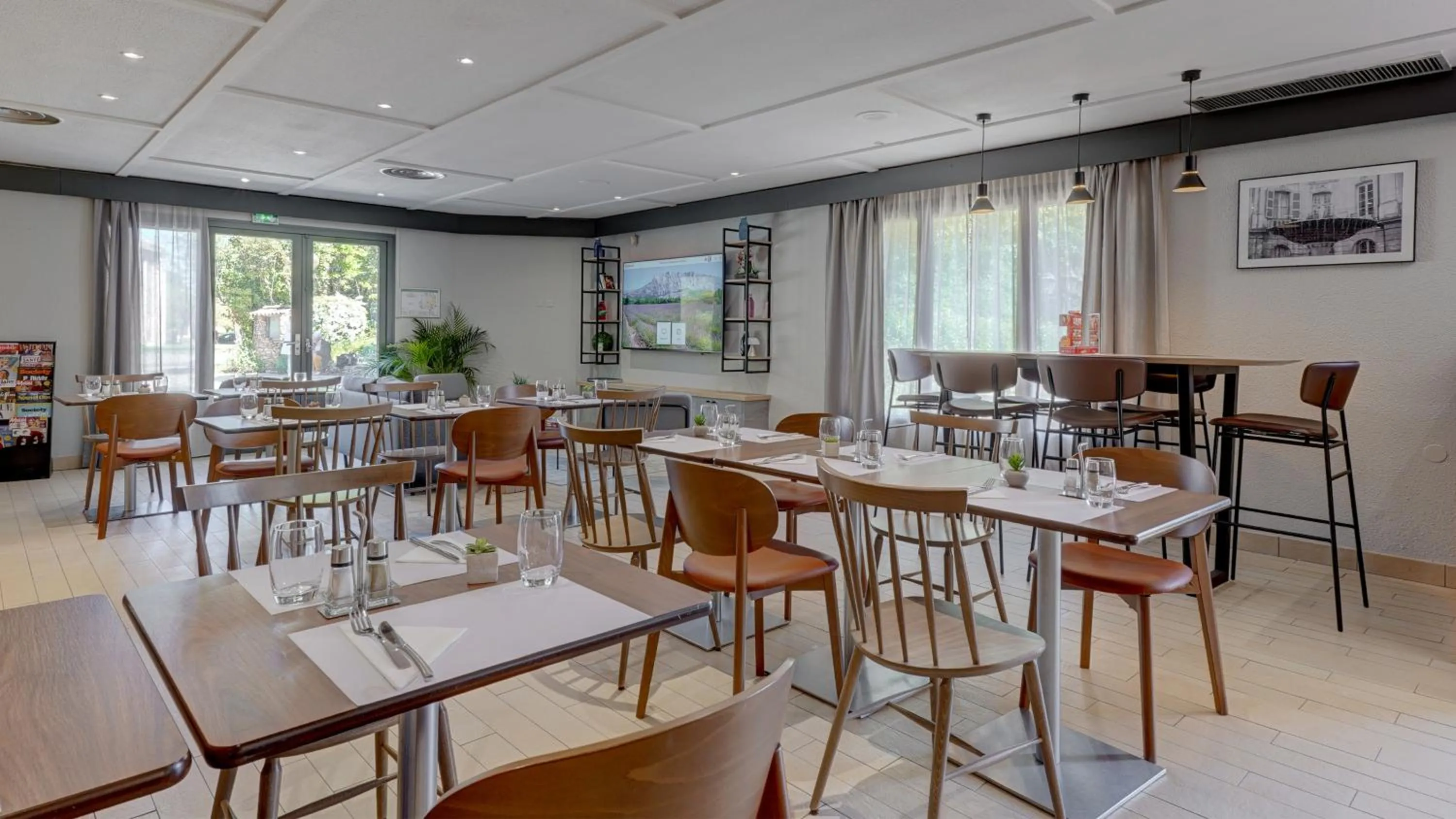 Restaurant/places to eat in Campanile NATURE - Aix En Provence Meyreuil