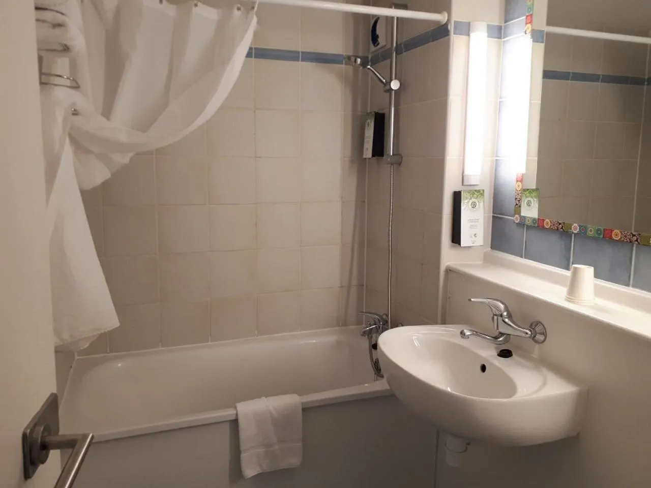 Bathroom in Kyriad Blois Nord