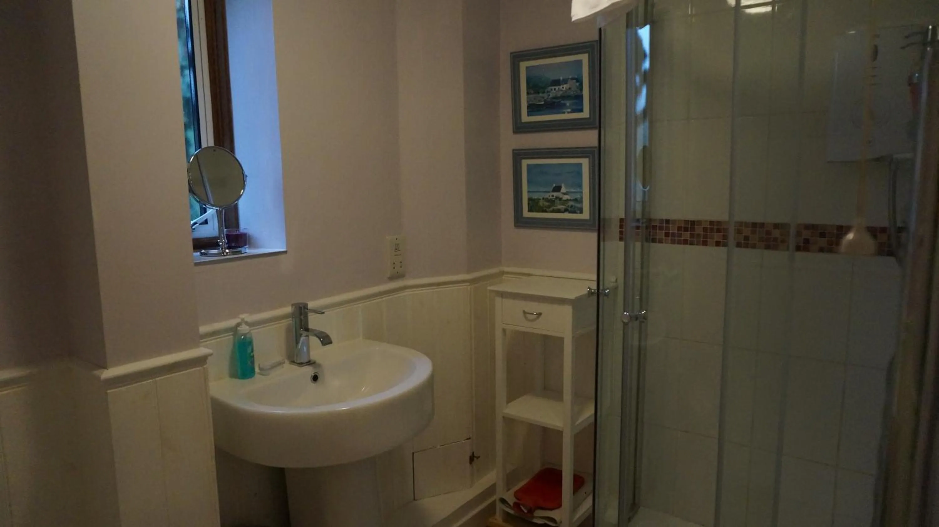 Shower in Magpies Lodge