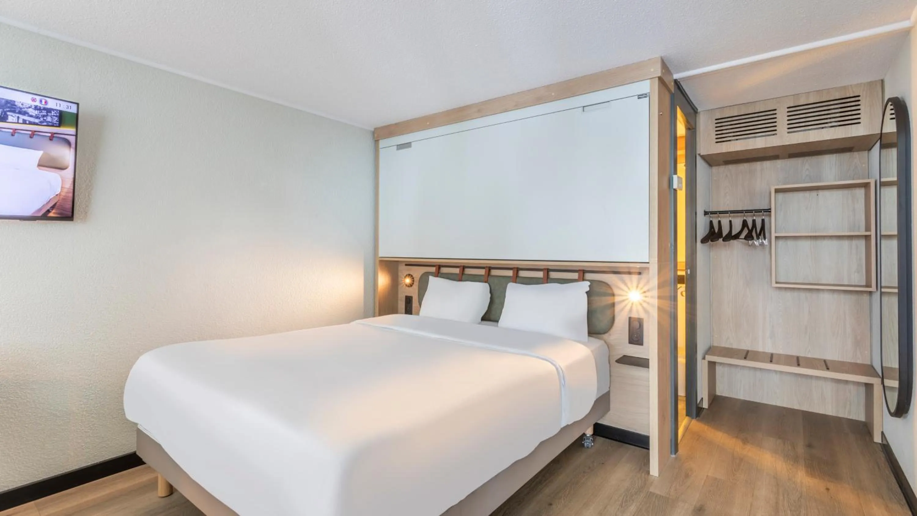 Photo of the whole room, Bed in Campanile NATURE - Dijon Est Saint-Apollinaire