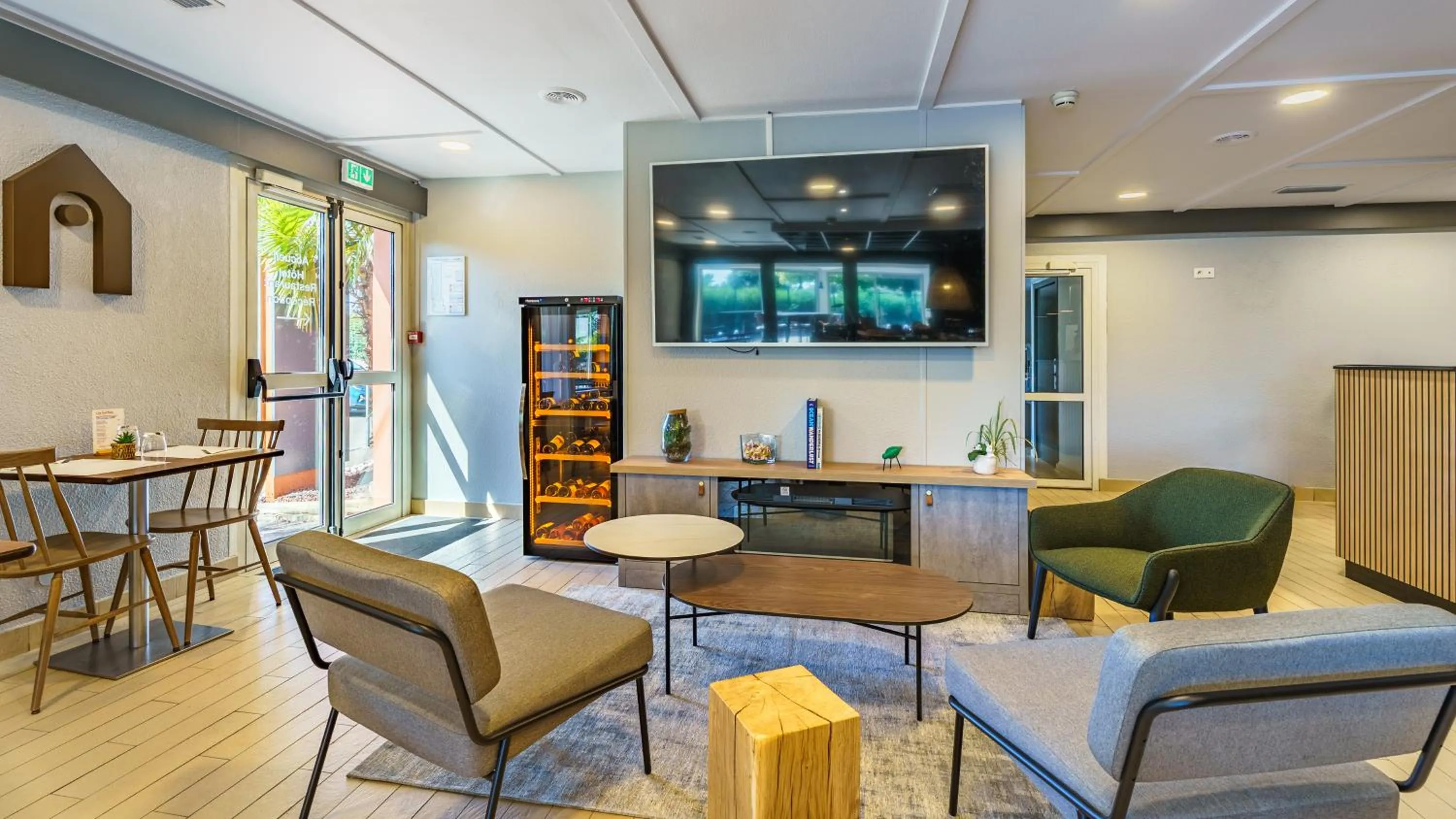 Communal lounge/ TV room in Campanile NATURE - Dijon Est Saint-Apollinaire