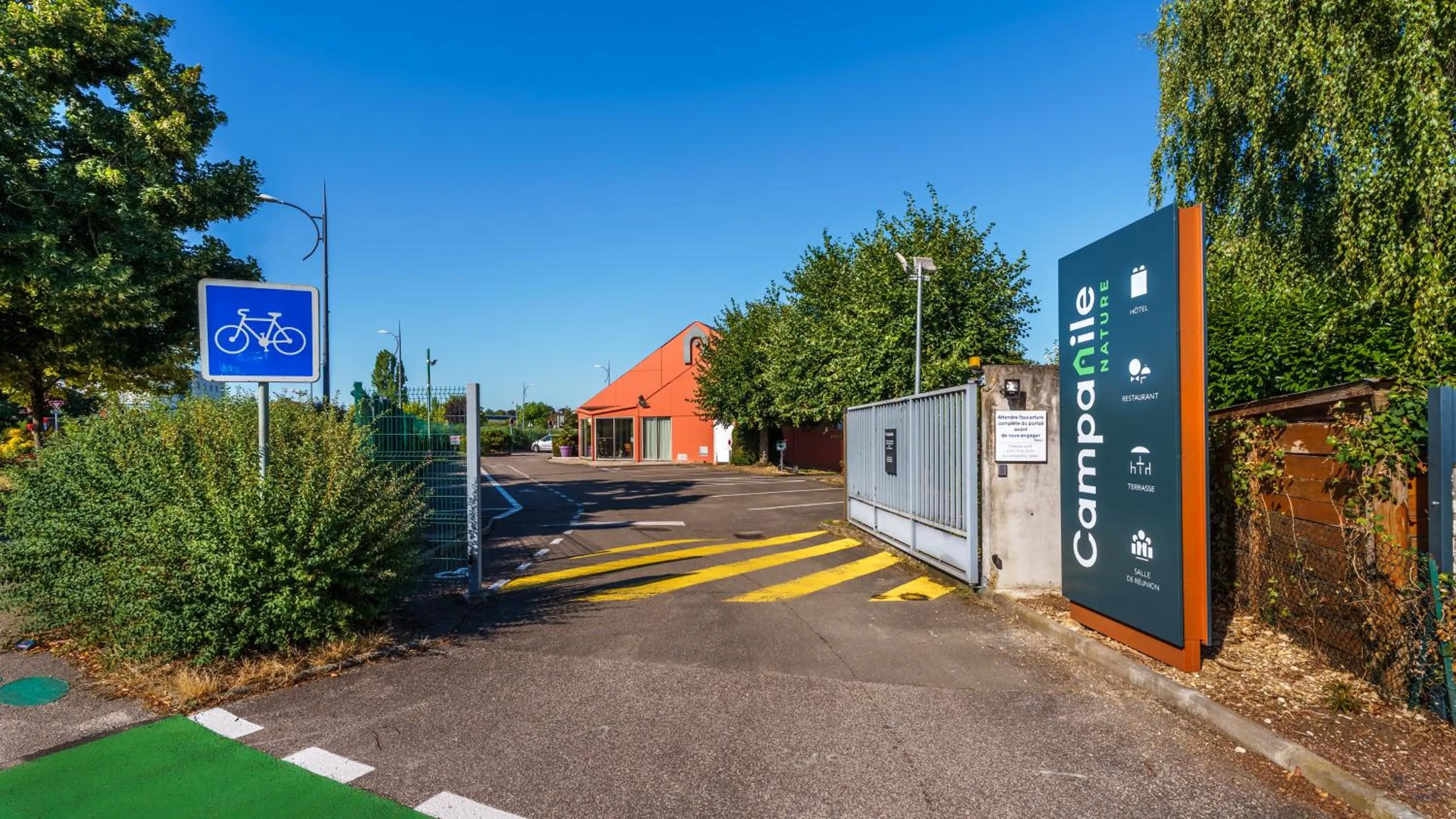 Parking in Campanile NATURE - Dijon Est Saint-Apollinaire