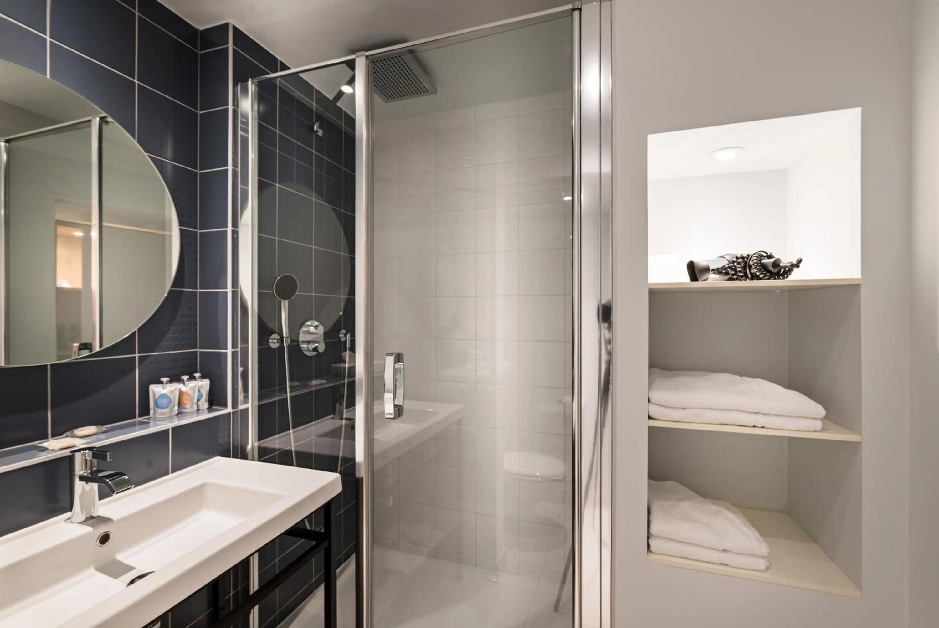 Superior Queen Room with Sofa Bed in Radisson Hotel Aix En Provence