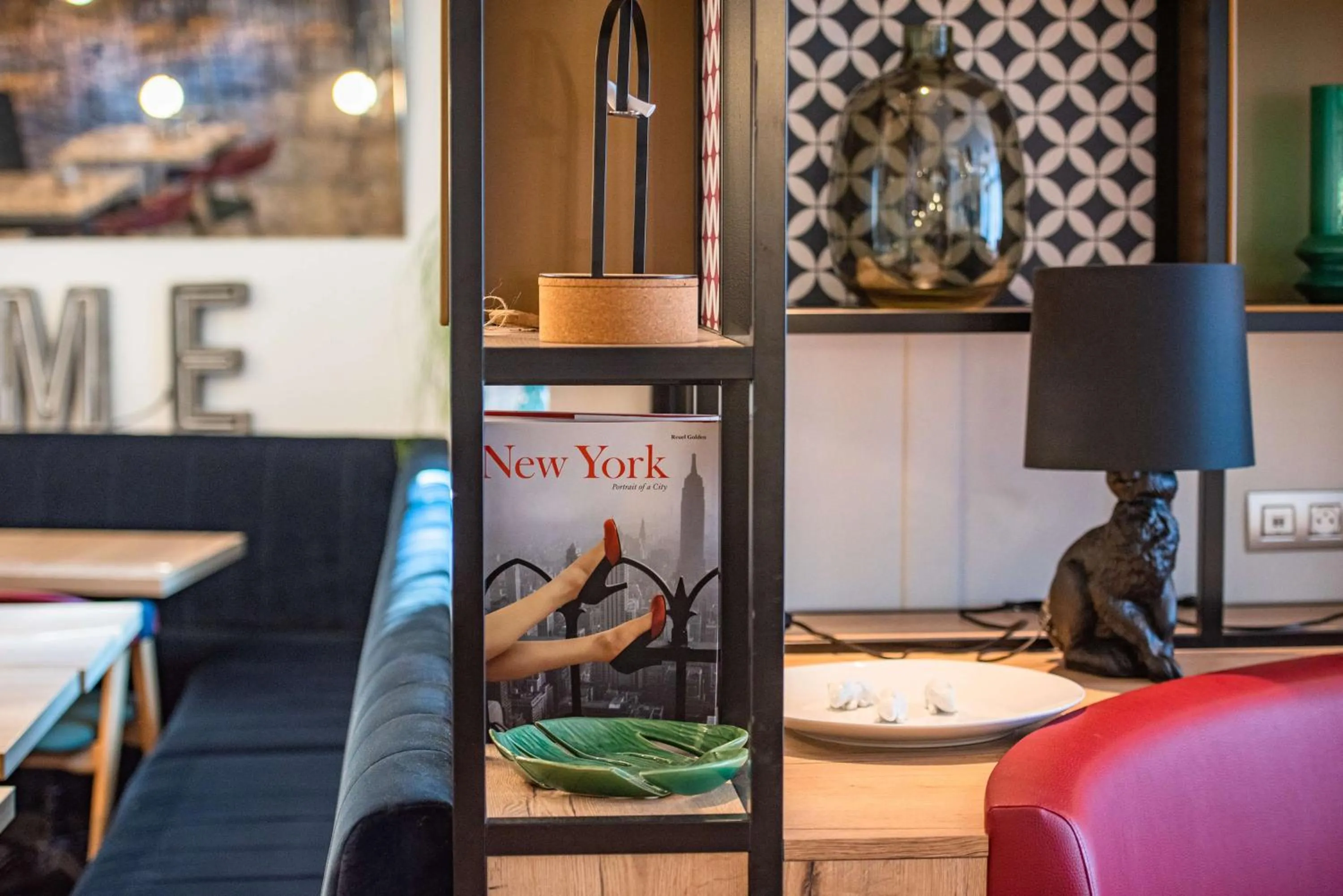 Lounge or bar in Radisson Hotel Aix En Provence