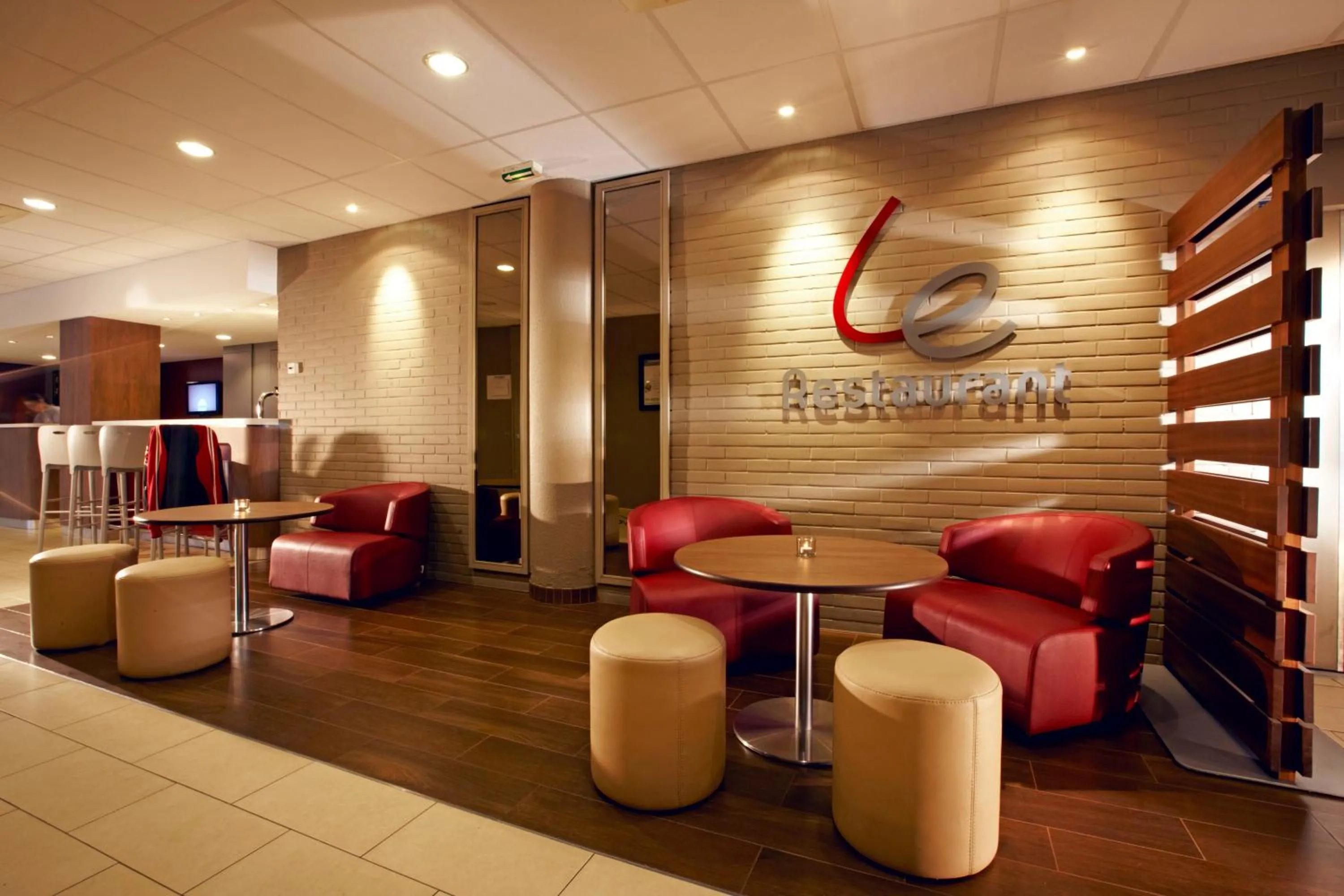 Lobby or reception in Campanile Saint-Quentin-En-Yvelines