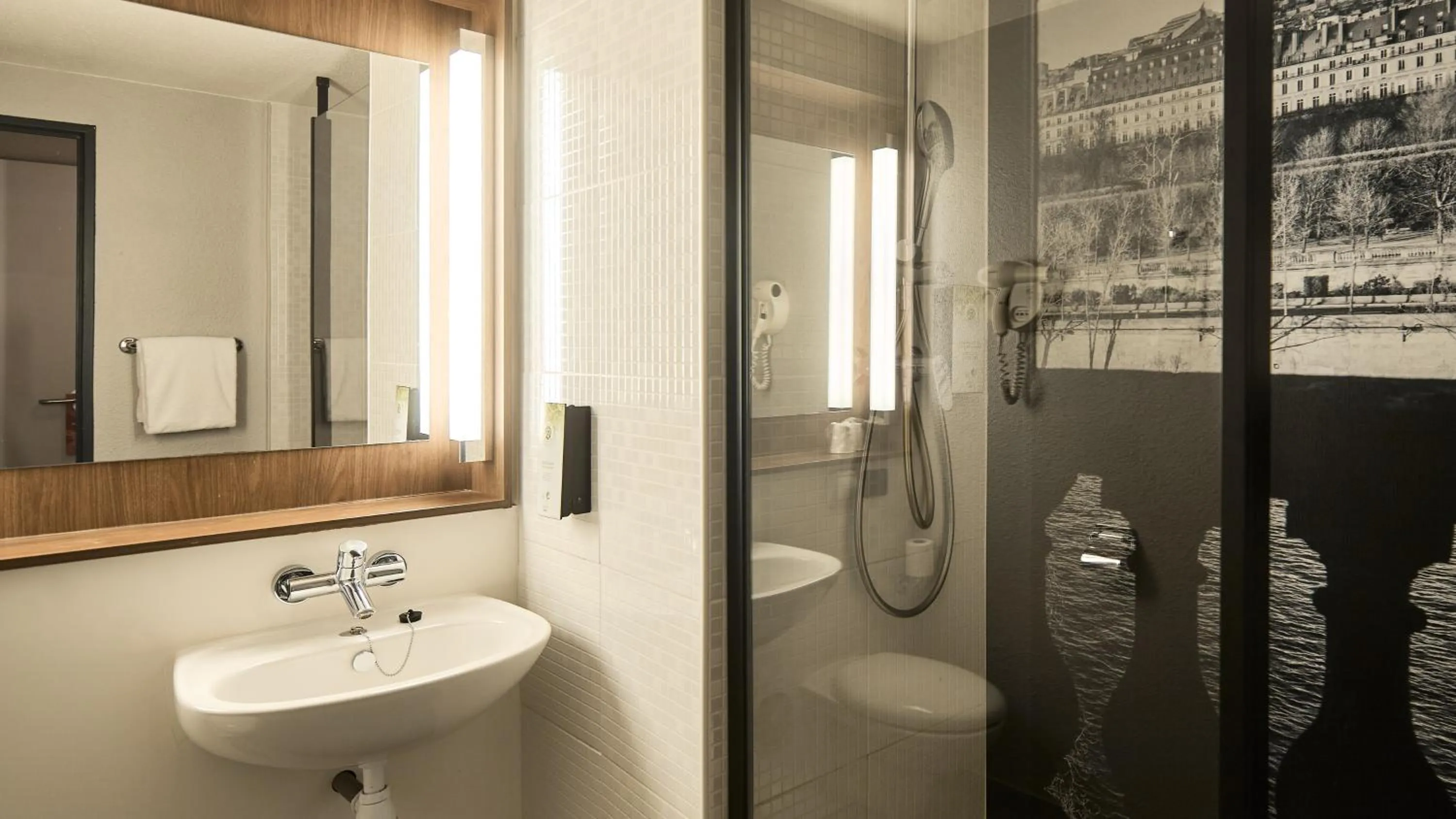Bathroom in Campanile Saint-Quentin-En-Yvelines